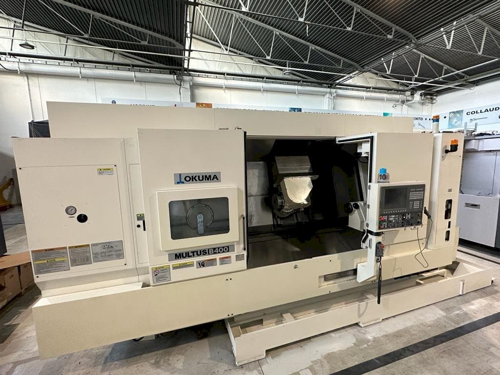 Frontansicht der Okuma MULTUS B400C Maschine