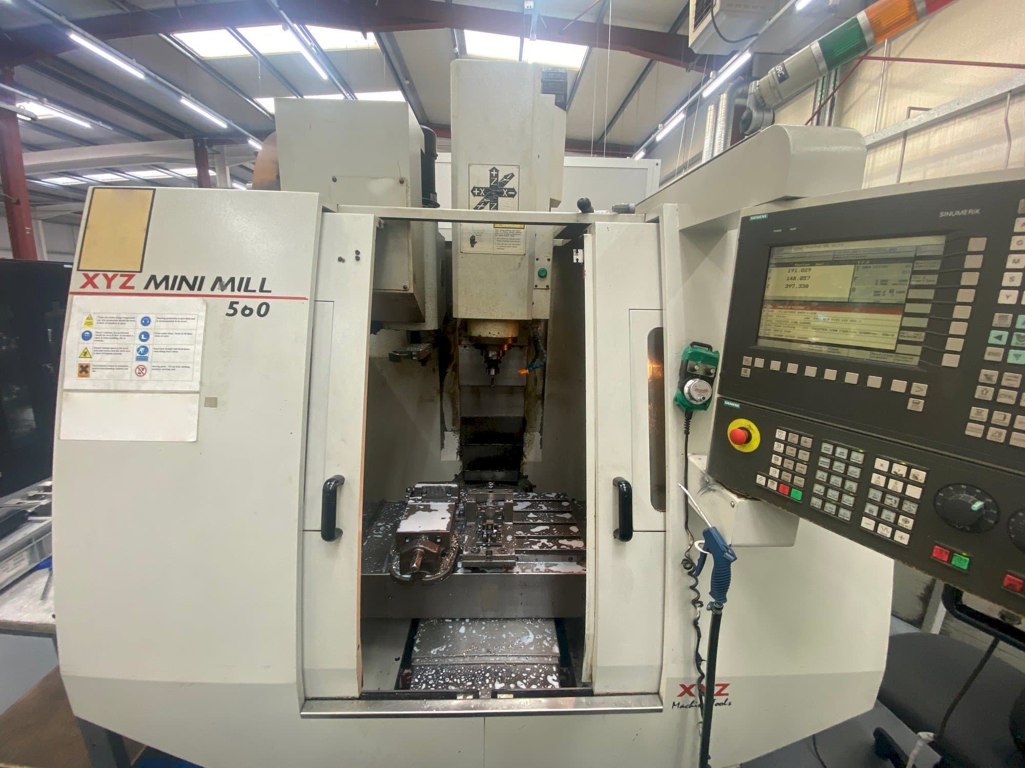 Frontansicht der XYZ Mini Mill 560 Maschine