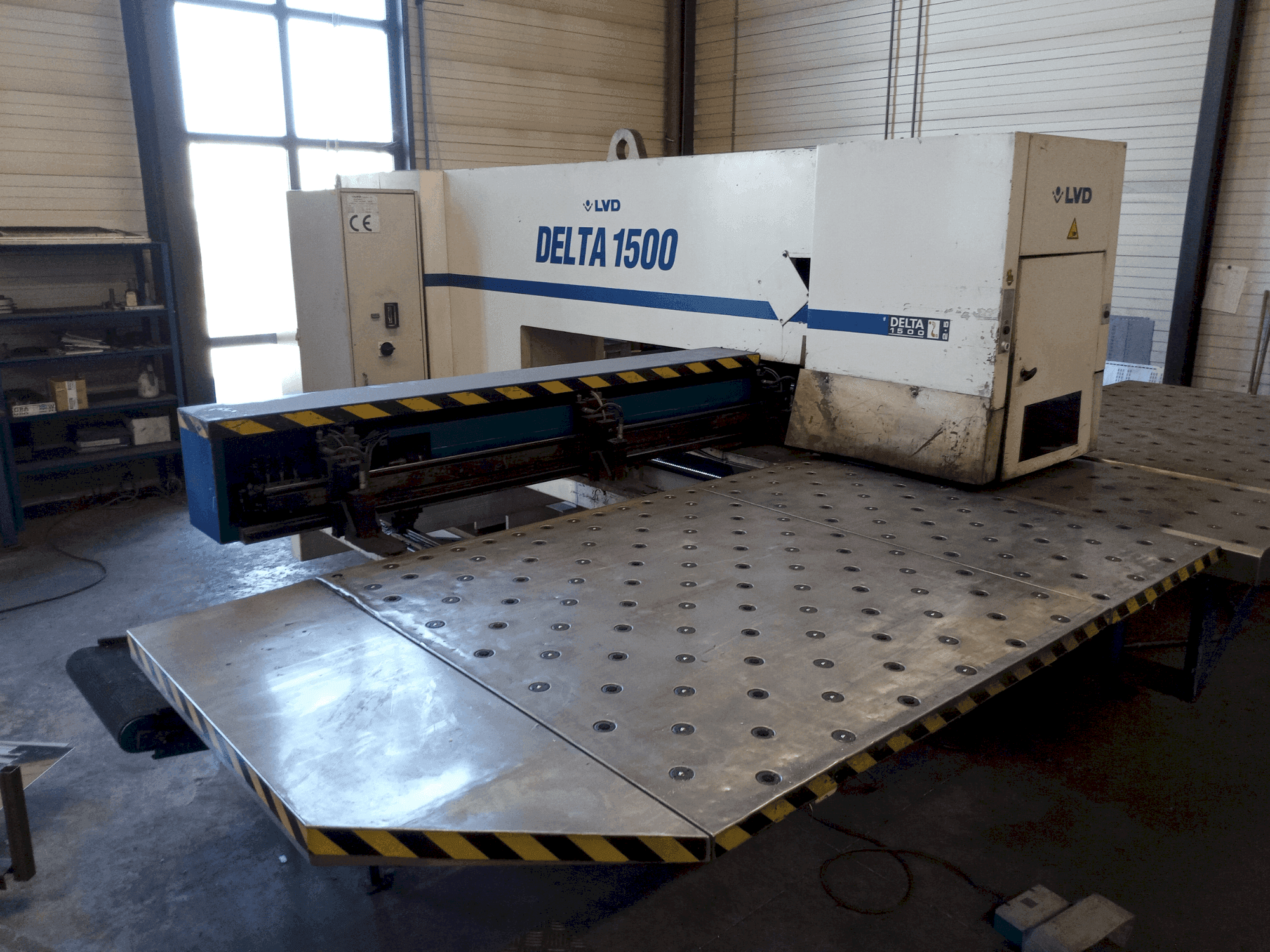 Frontansicht der LVD DELTA 1500 LB  Maschine