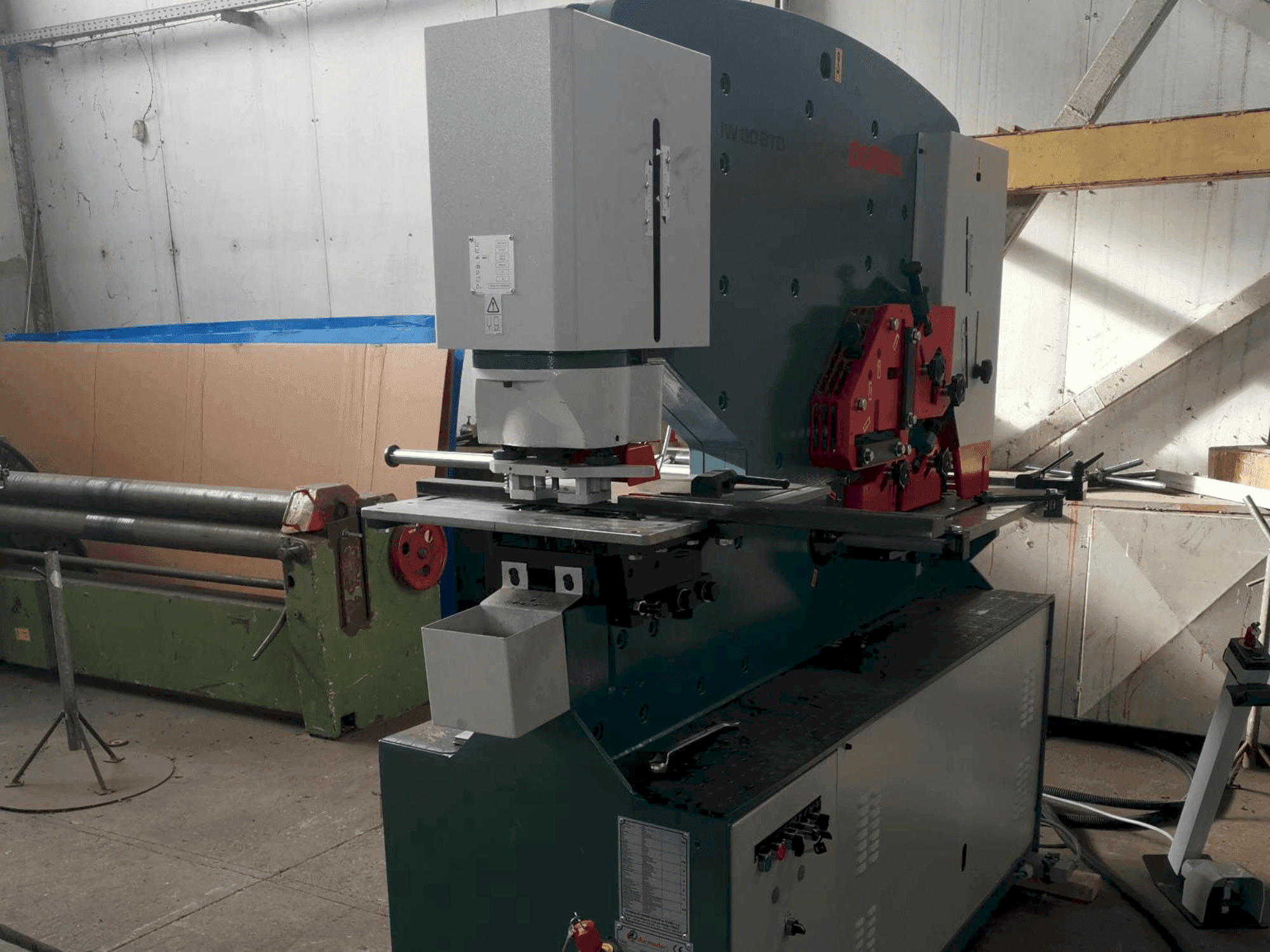 Frontansicht der Durma IW 80/150 BTD  Maschine