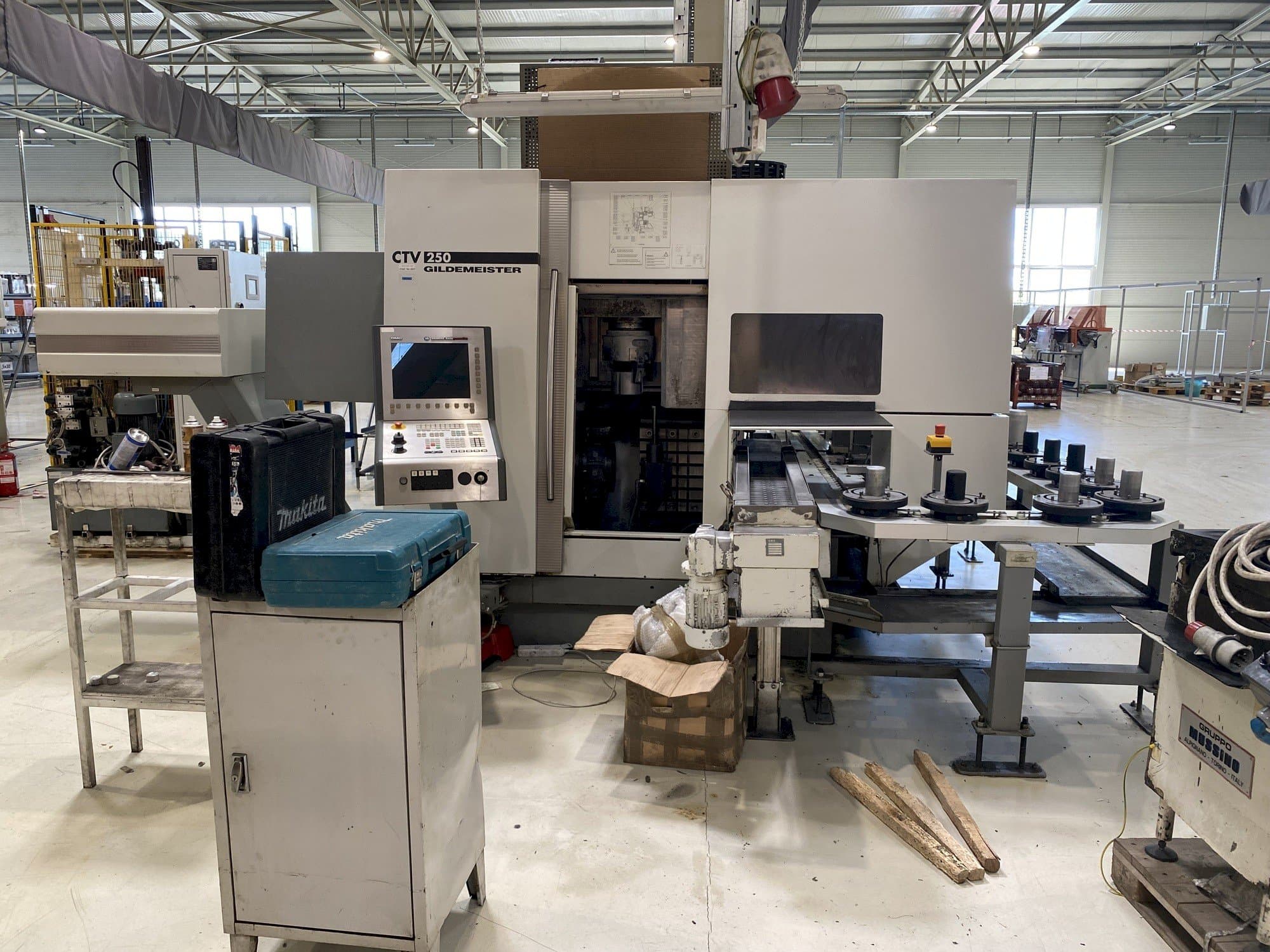Frontansicht der DMG GILDEMEISTER CTV 250 (V3) Maschine