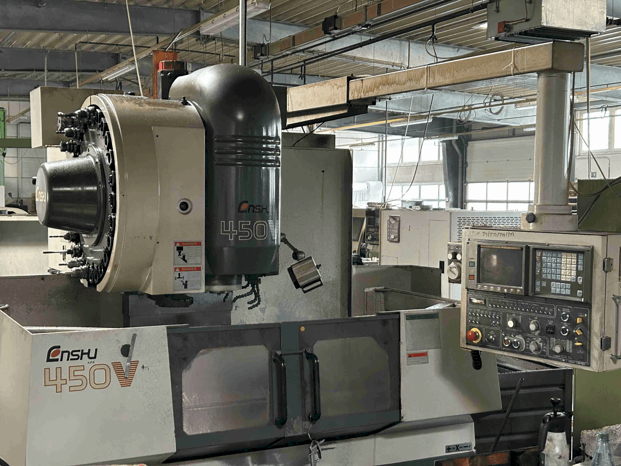 Frontansicht der Enshu 450 V Maschine