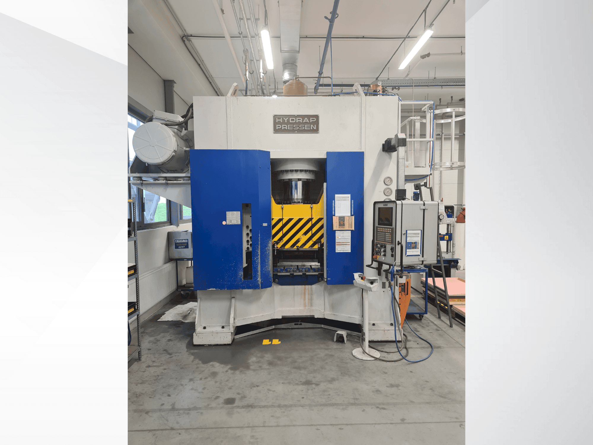Frontansicht der HYDRAP HPDB 400  Maschine