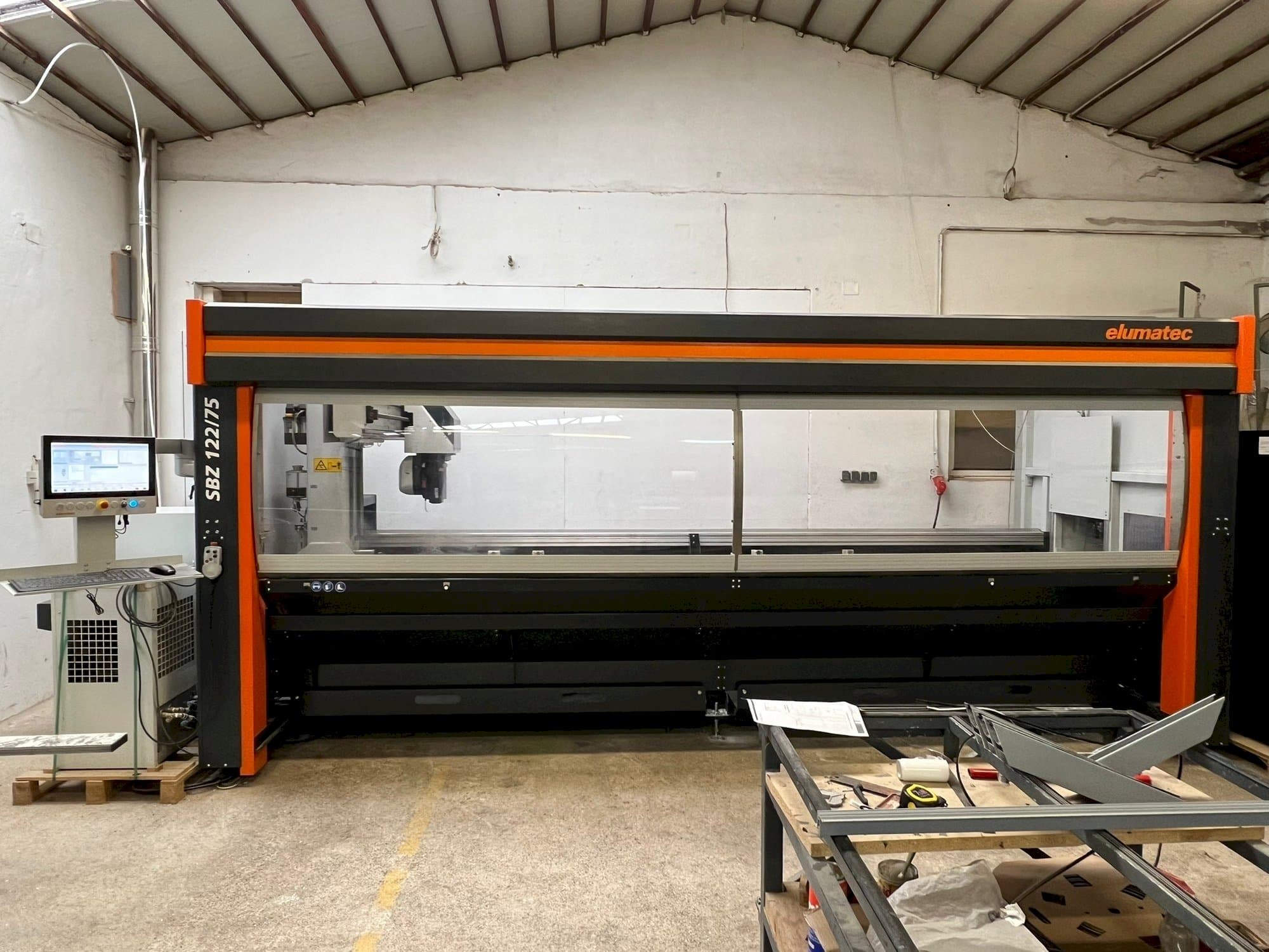 Frontansicht der Elumatec SBZ 122/75 Maschine