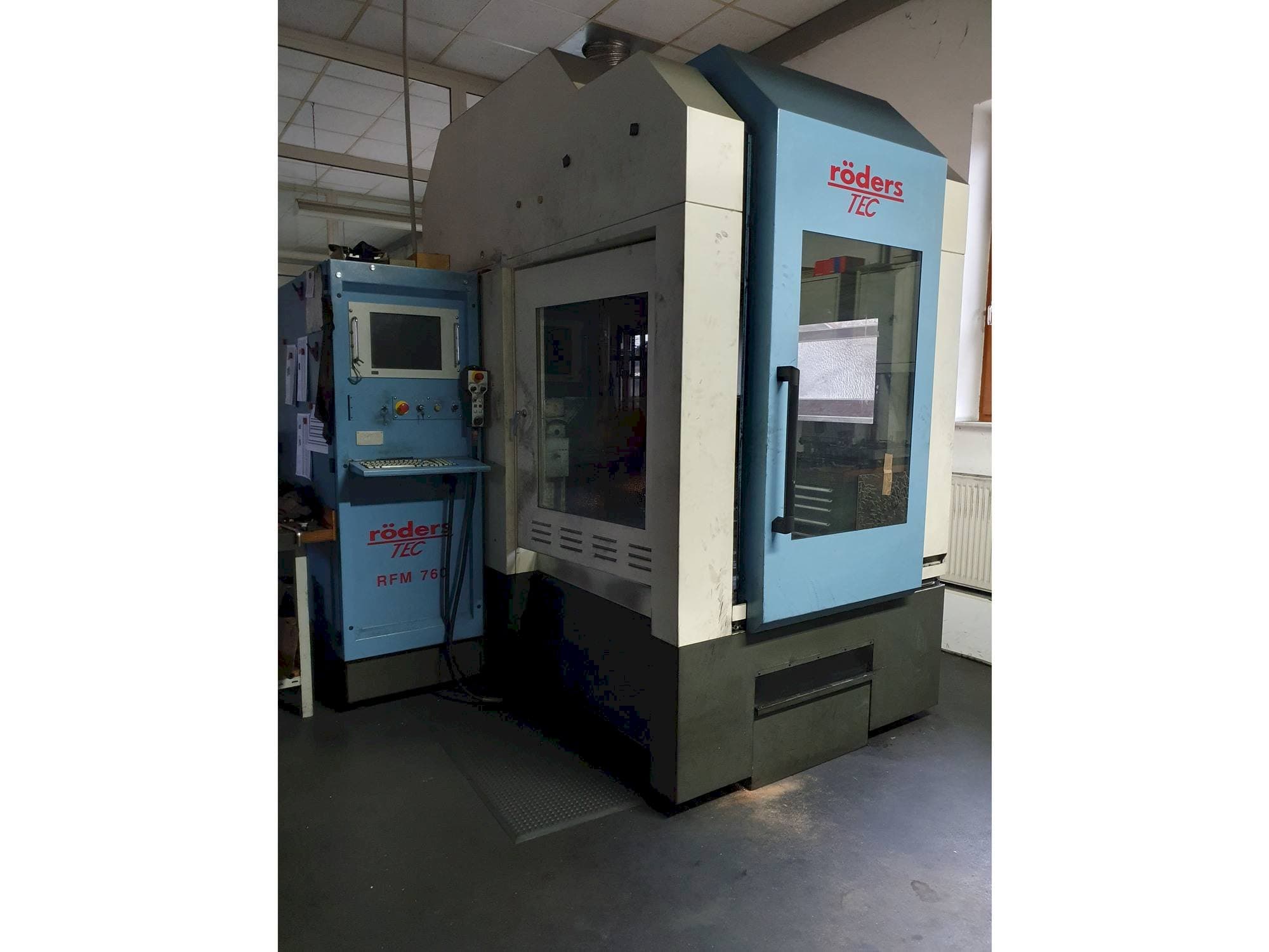 Frontansicht der Roders FRM 760/2 Maschine