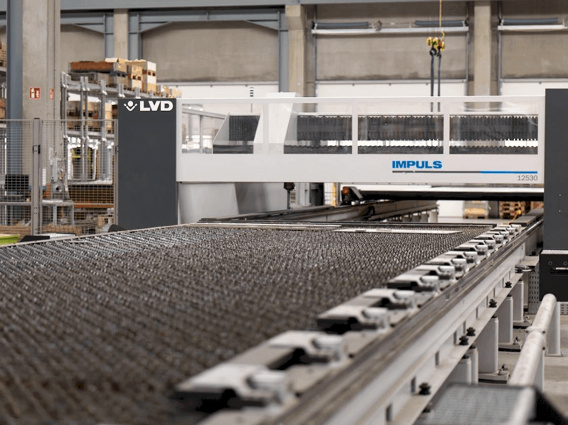 Frontansicht der LVD Impuls 12530 Maschine