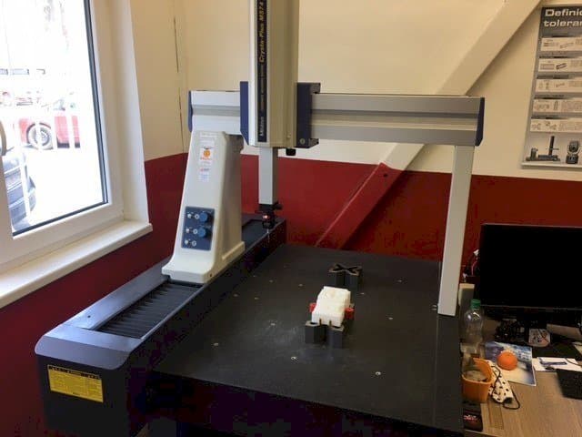 Frontansicht der Mitutoyo Crysta-Plus M 574 Maschine