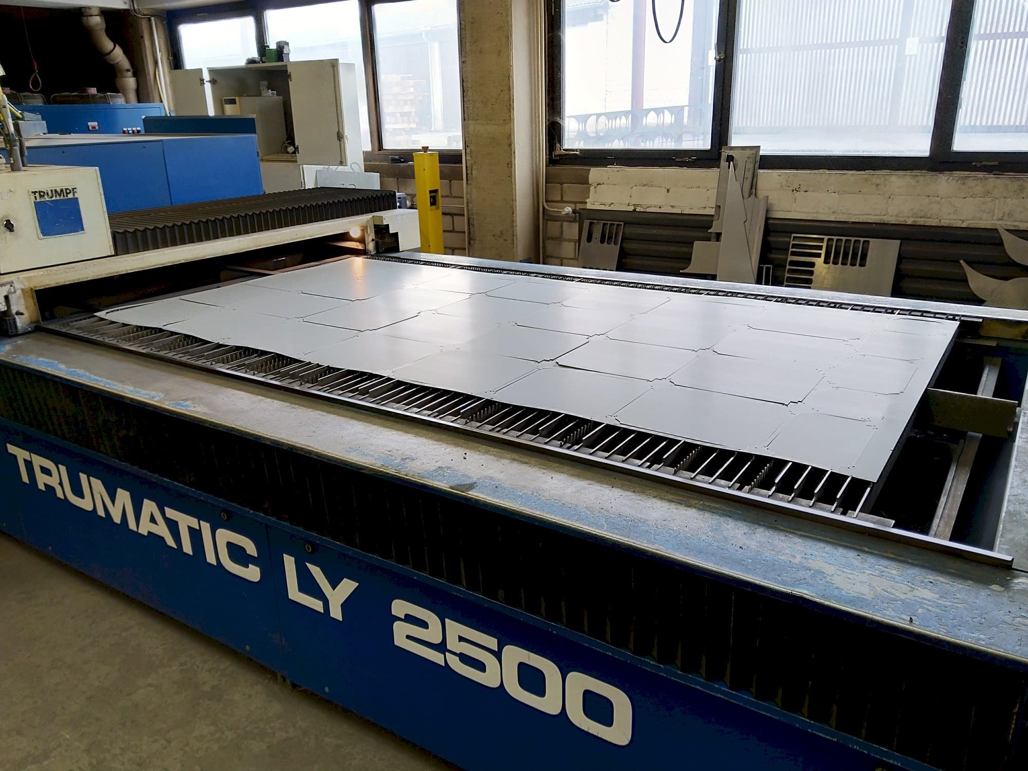 Frontansicht der Trumpf Trumatic LY2500 Maschine
