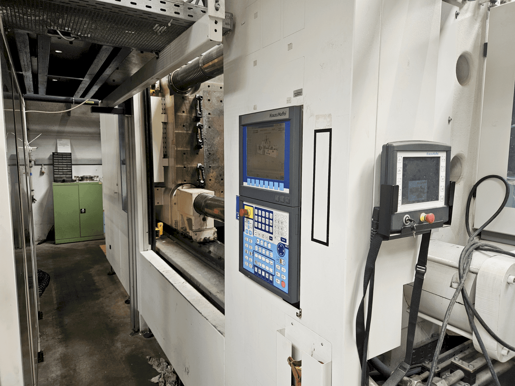 Frontansicht der Krauss Maffei 800-12000 MX Maschine