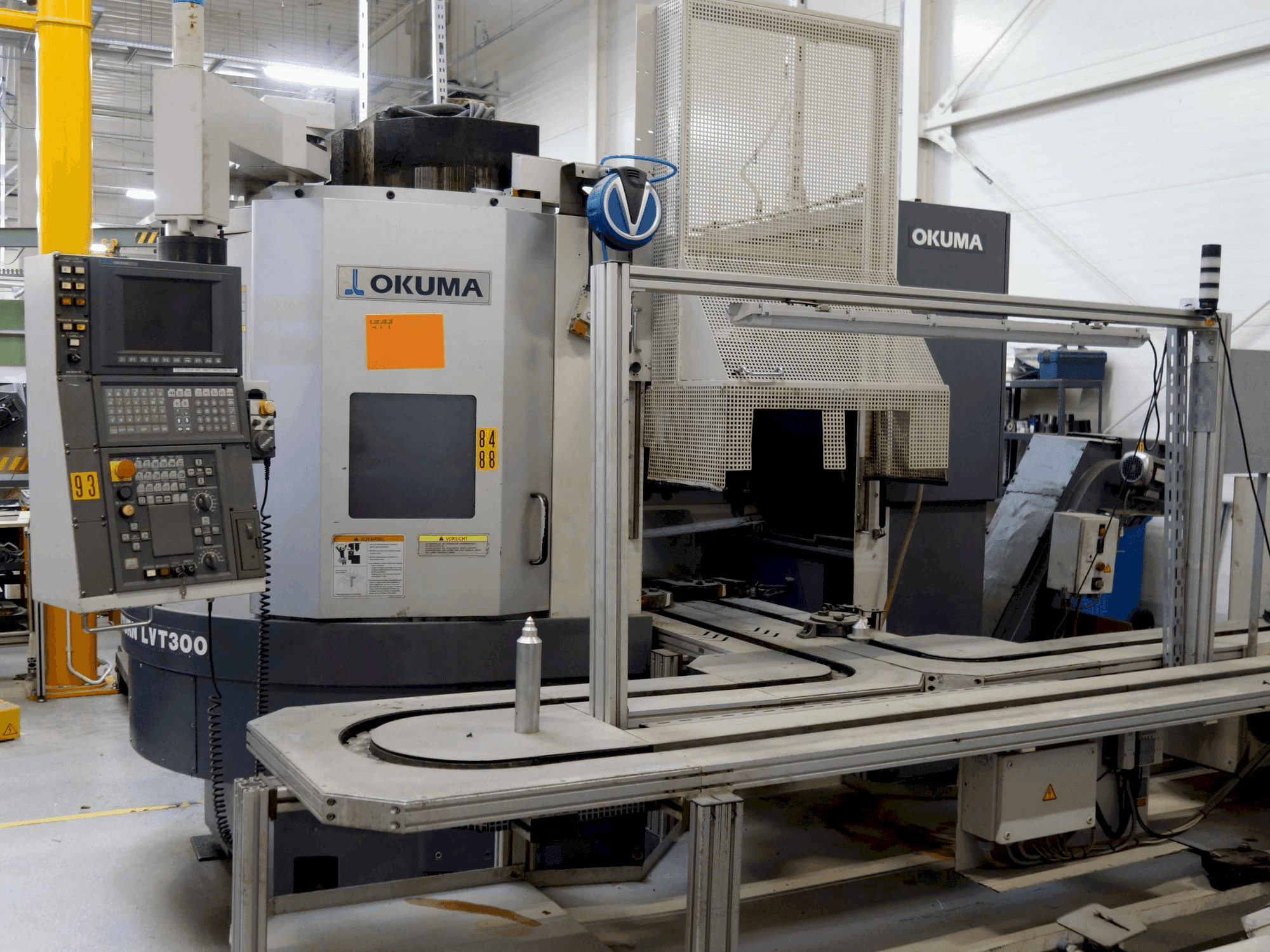 Frontansicht der Okuma LVT 300 Maschine