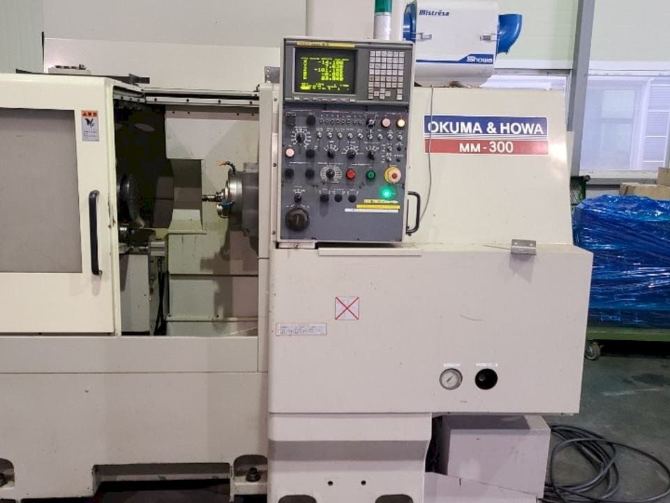 Frontansicht der OKUMA&HOWA MM-300 Maschine