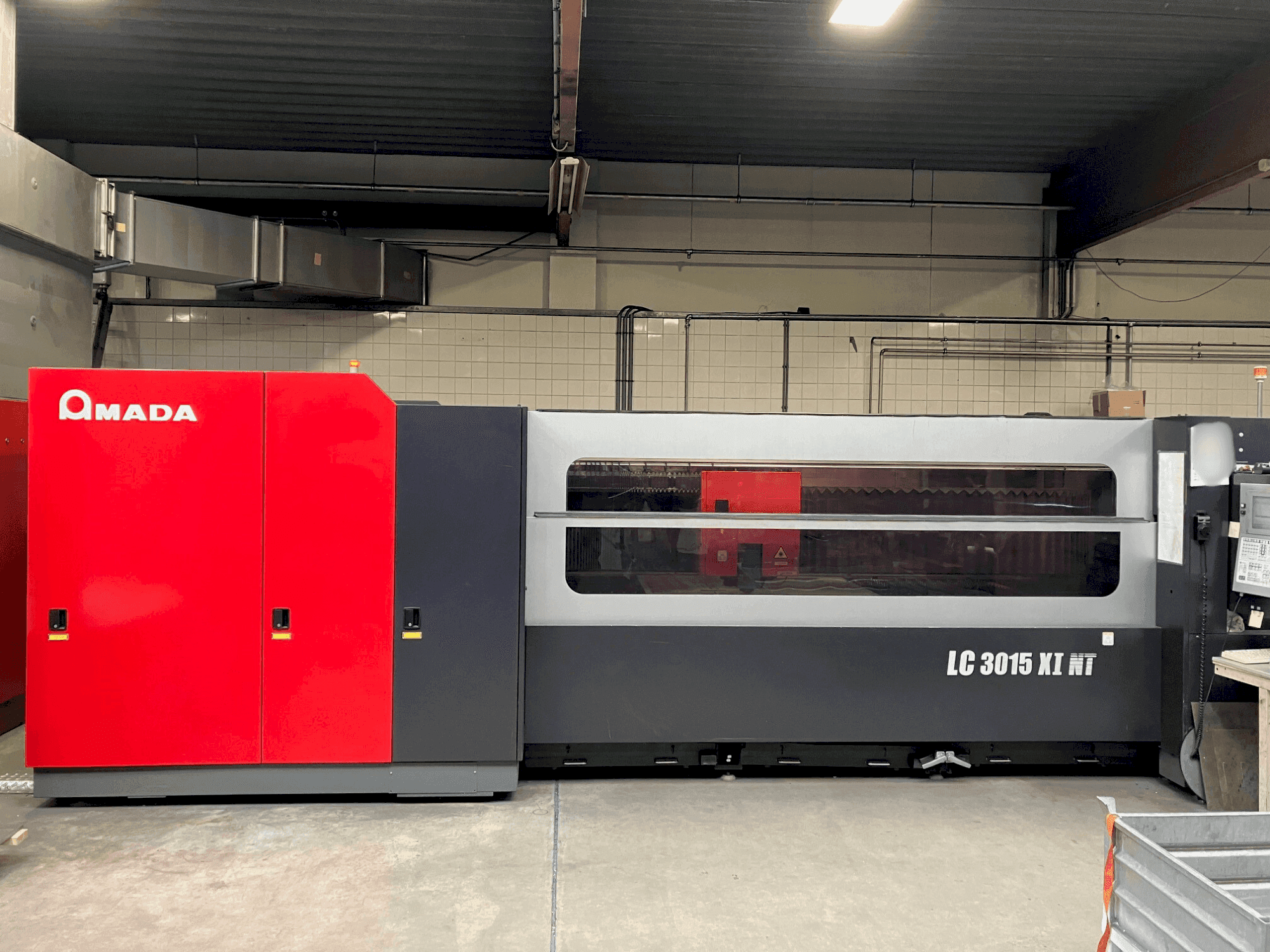 Frontansicht der AMADA LC3015X1NT 4kW Co2  Maschine
