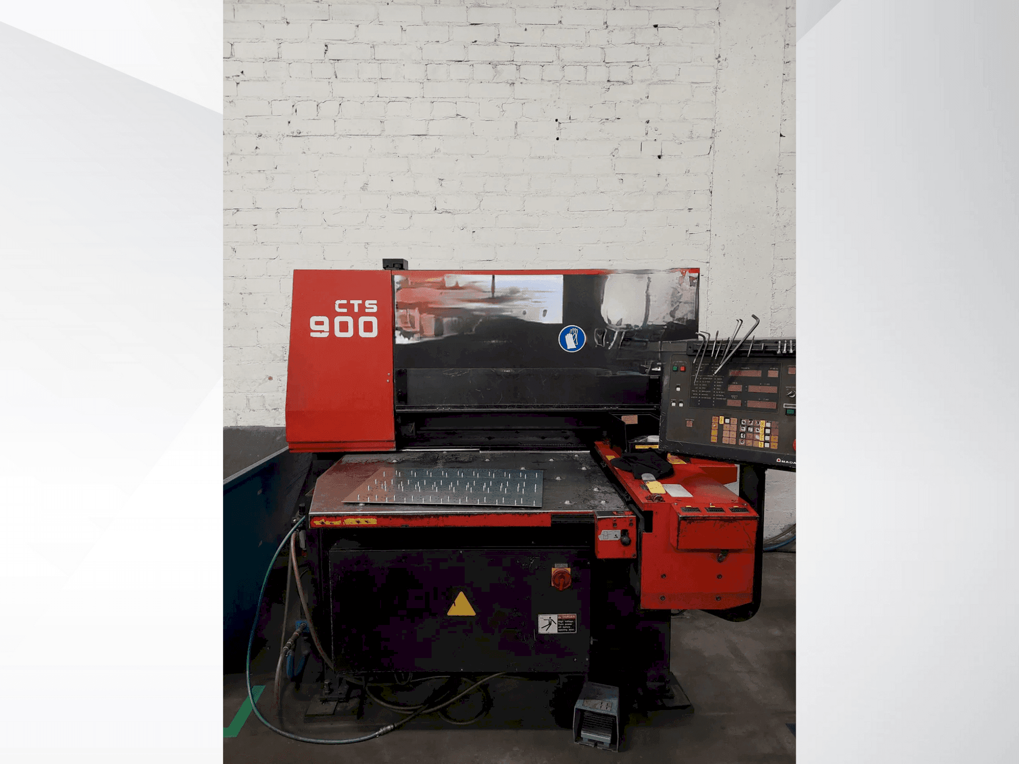 Frontansicht der AMADA CTS-900  Maschine