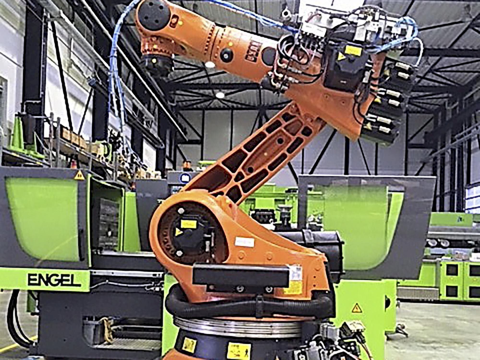 Frontansicht der KUKA KR210 Maschine