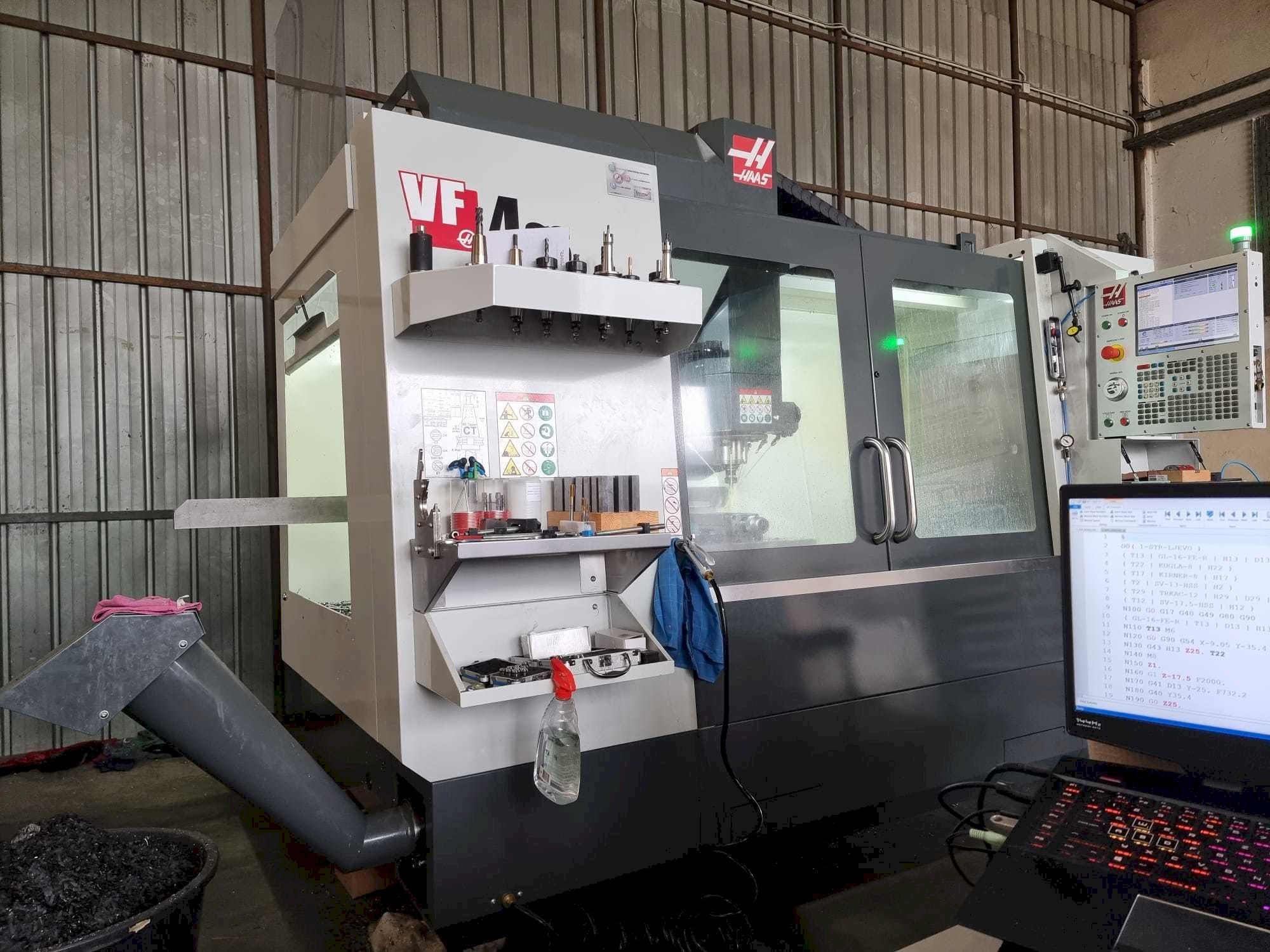 Frontansicht der HAAS VF4SS Maschine