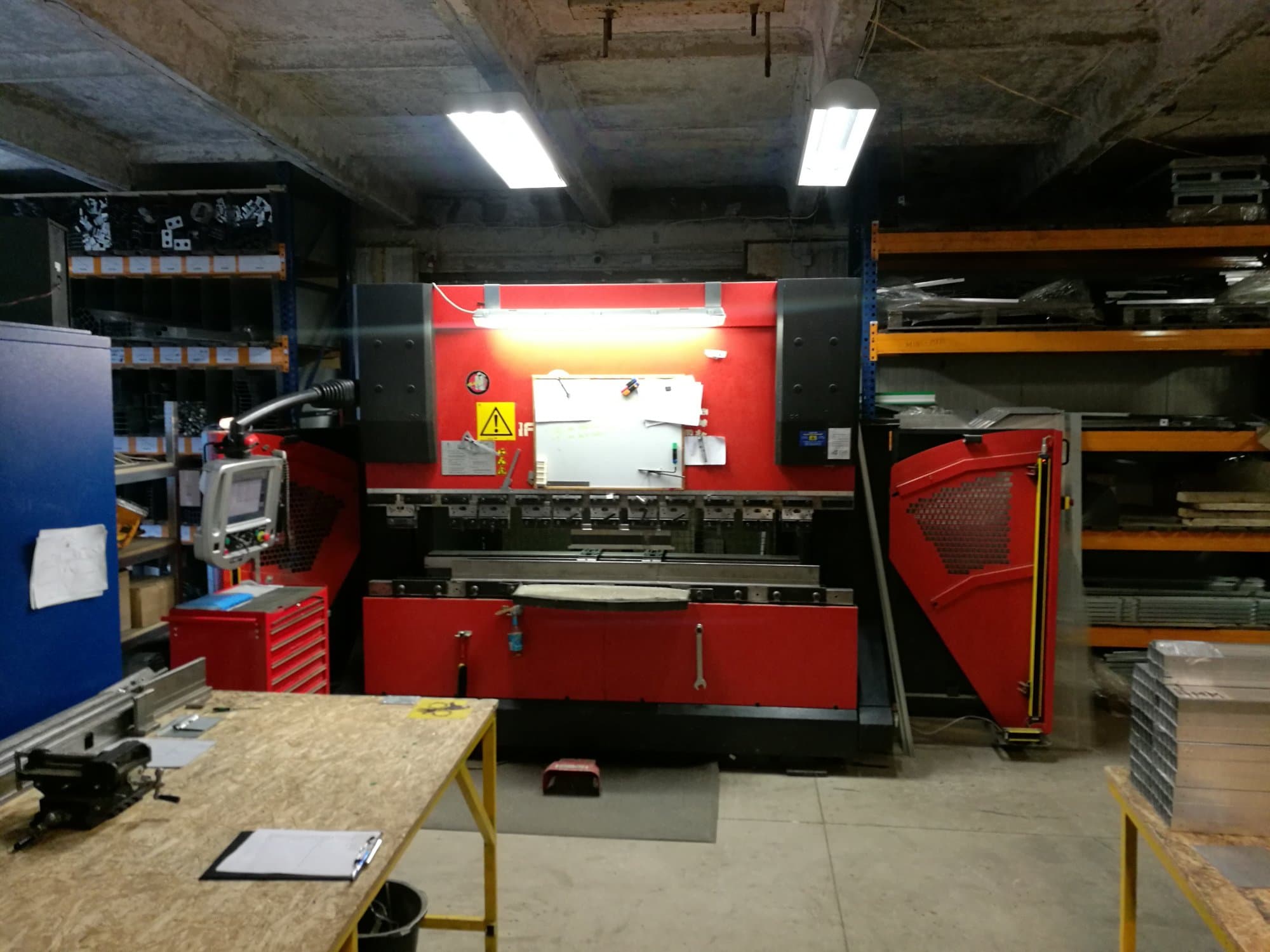 Frontansicht der AMADA HFP 80-25 Maschine