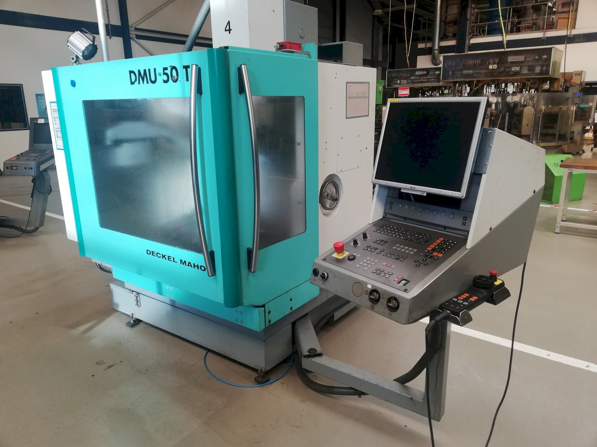 Frontansicht der DECKEL MAHO DMU 50T Maschine