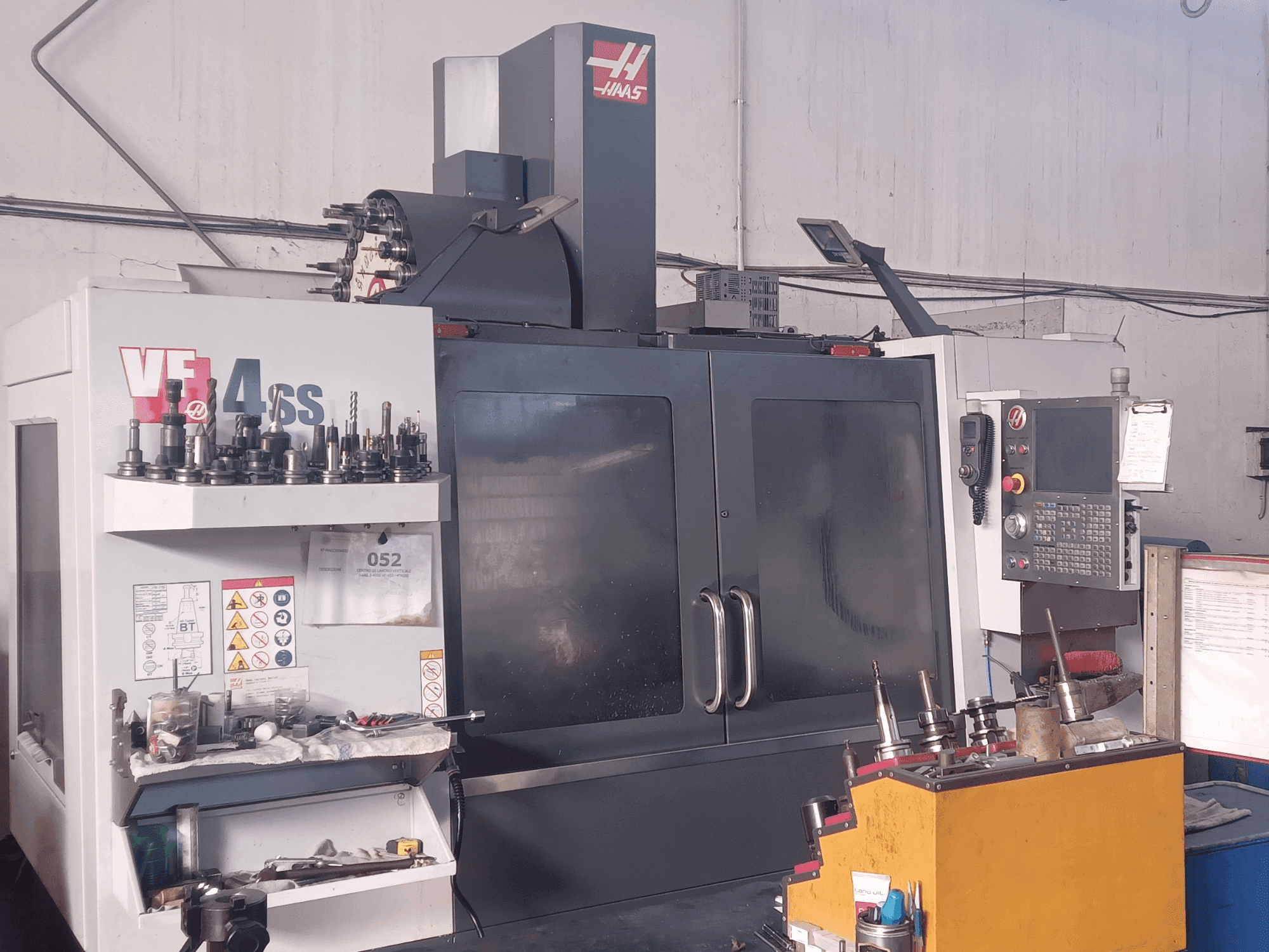 Frontansicht der HAAS VF-4SS Maschine