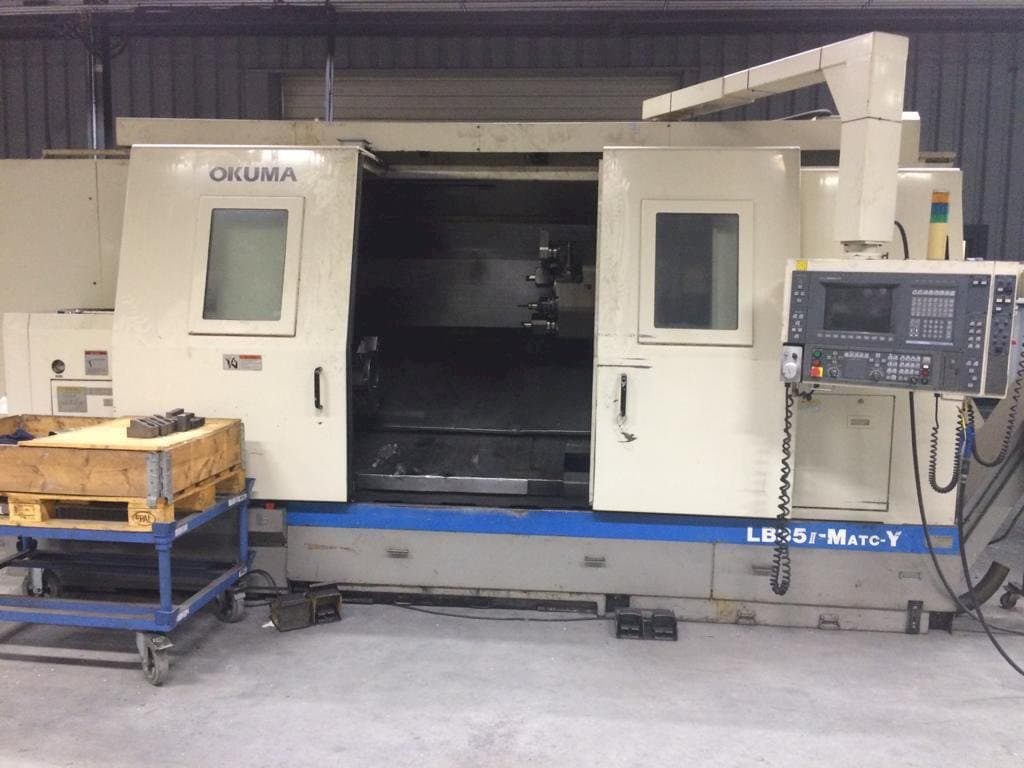 Frontansicht der Okuma LB35 II Maschine