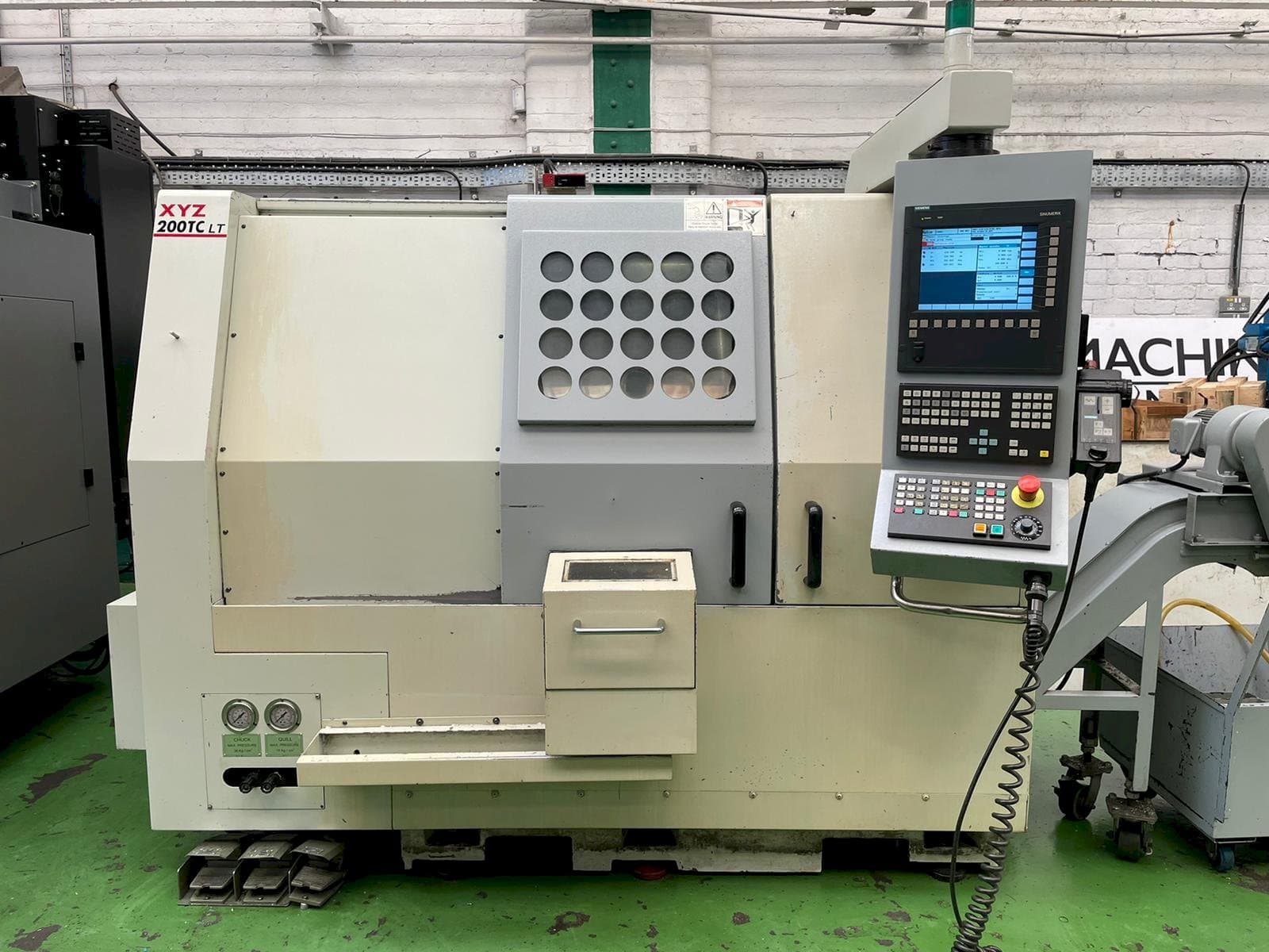 Frontansicht der XYZ 200TC LT  Maschine