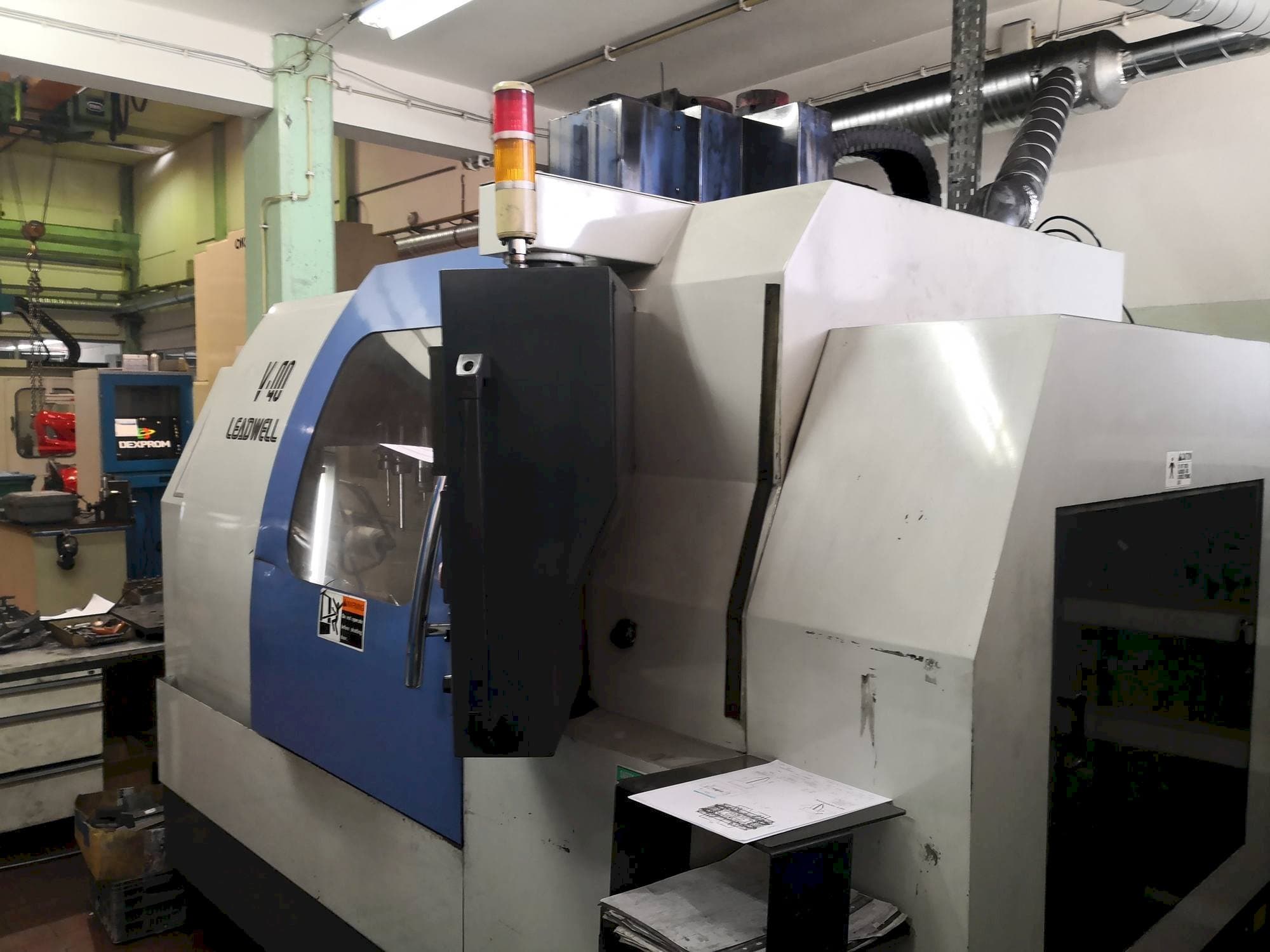 Frontansicht der Leadwell V-40 Maschine
