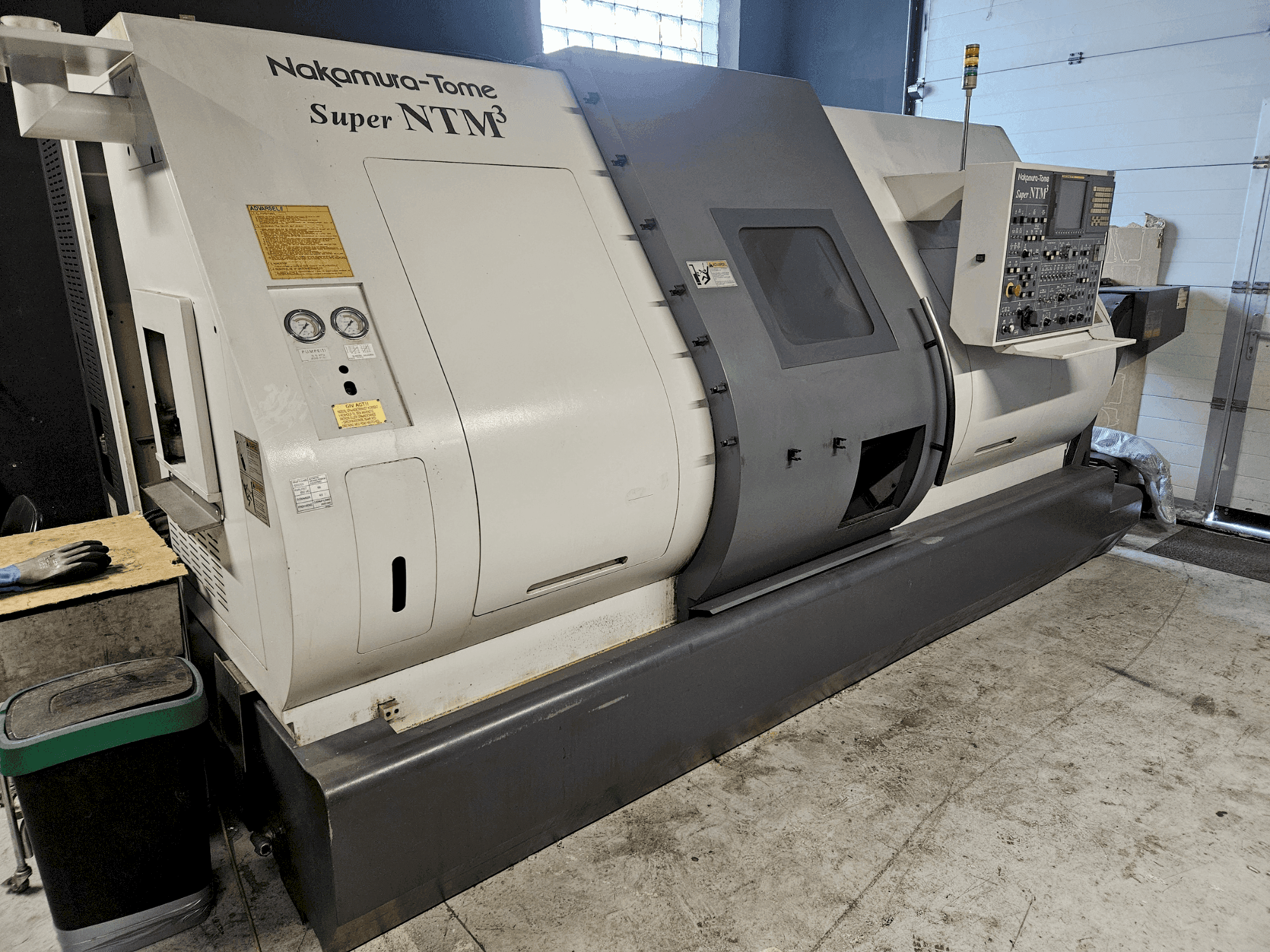 Frontansicht der NAKAMURA-TOME Super NTM3  Maschine