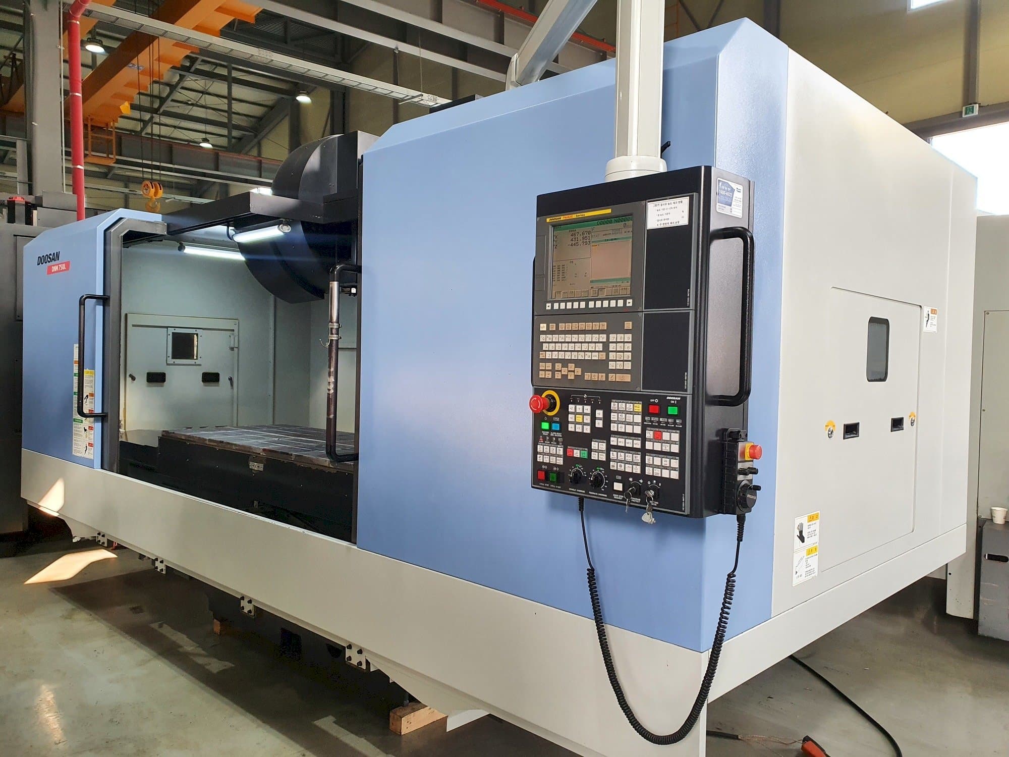 Frontansicht der Doosan DNM 750L Maschine