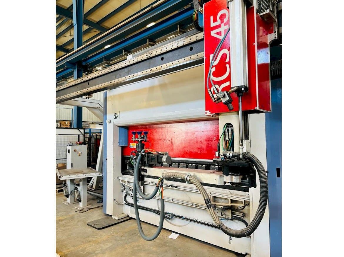 Frontansicht der AMADA Flexa 100-30 Schiavi Maschine