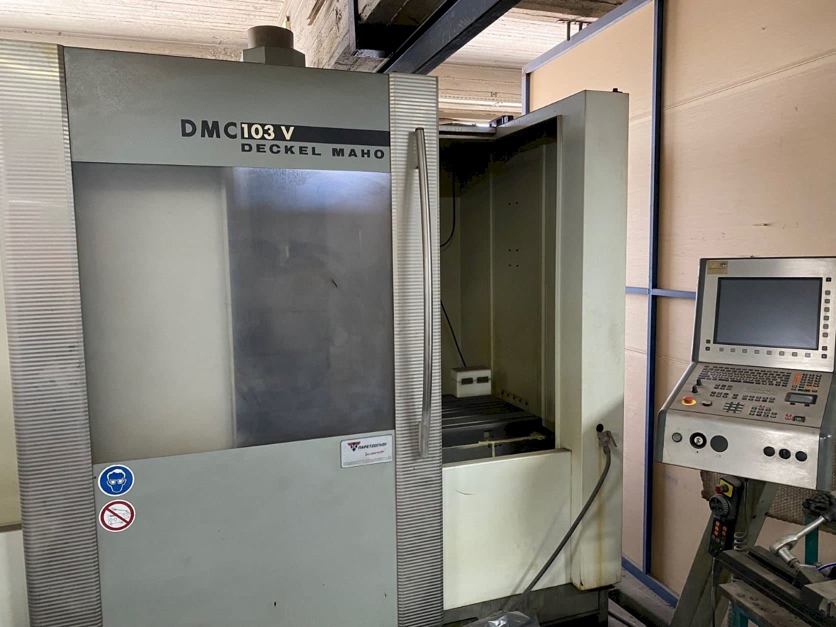 Frontansicht der DECKEL MAHO DMC 103 V Maschine
