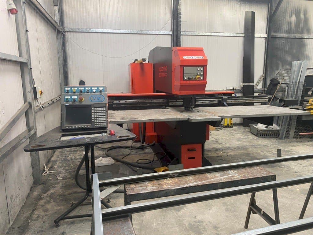 Frontansicht der FIM Vulcano 30/1000CNC  Maschine