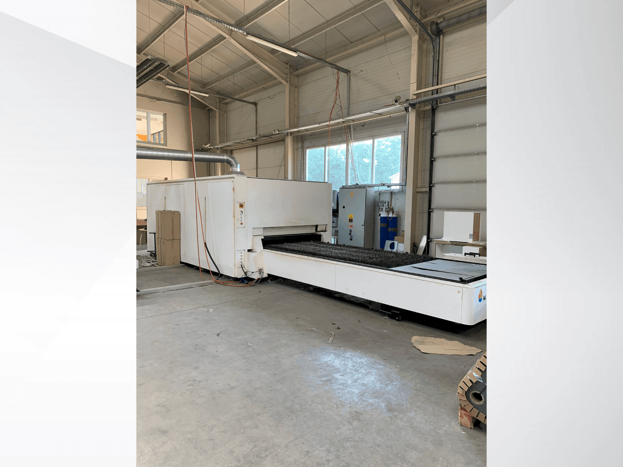 Frontansicht der Bodor P3015  Maschine