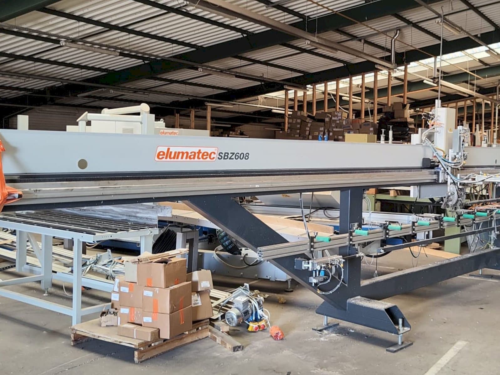 Frontansicht der Elumatec SBZ 608 Maschine