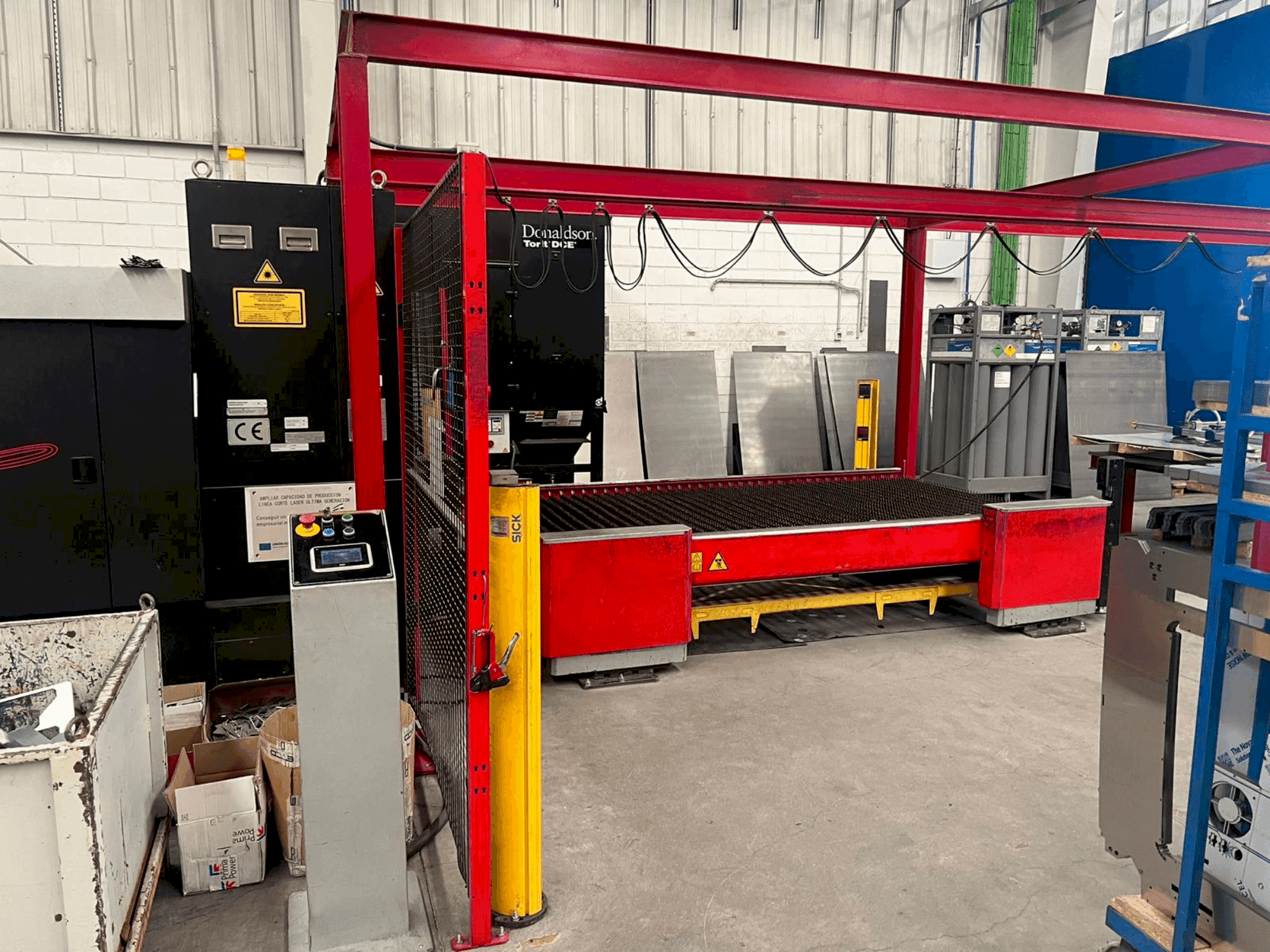 Frontansicht der AMADA LCG 3015 AJ Maschine