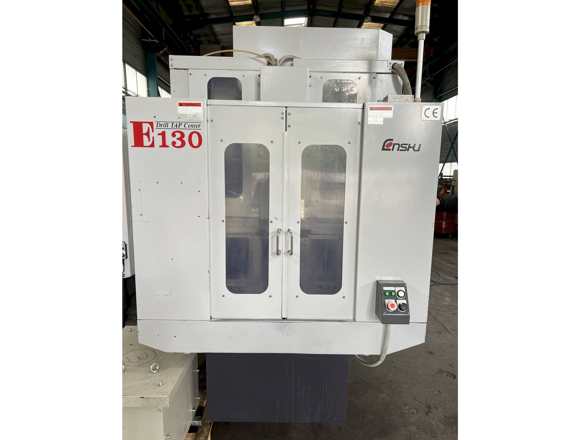 Frontansicht der Enshu E130 Maschine
