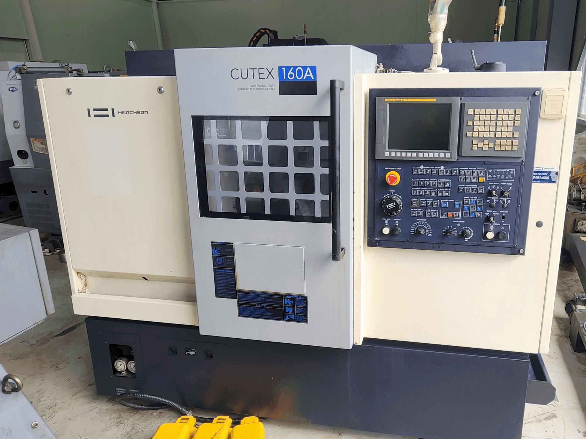 Frontansicht der HWACHEON CUTEX 160 A Maschine