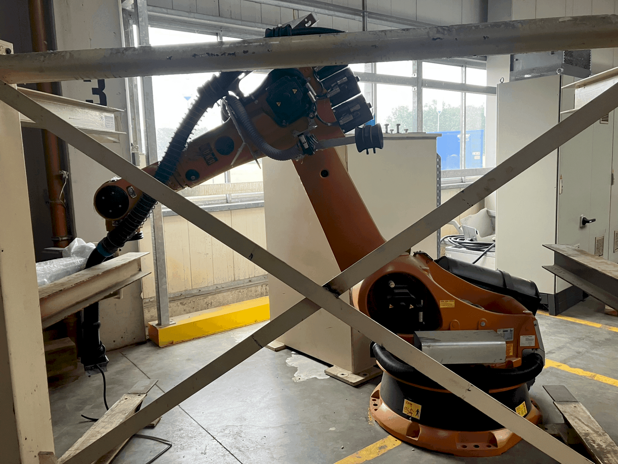 Frontansicht der KUKA KR-240-2  Maschine
