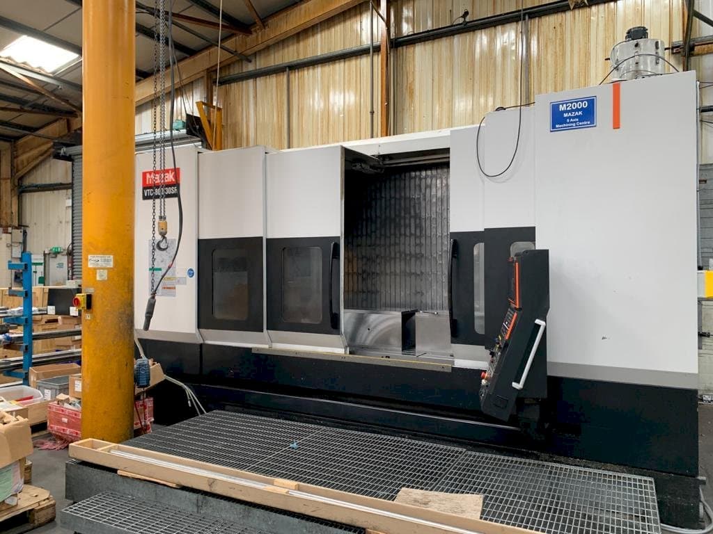 Frontansicht der Mazak VTC-800/30SR Maschine