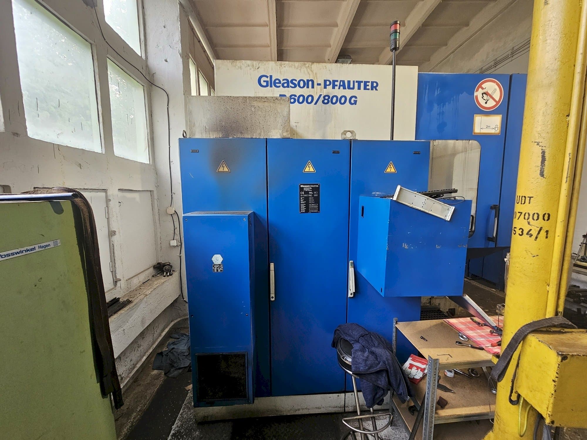Frontansicht der Gleason PFAUTER P600/800 G  Maschine