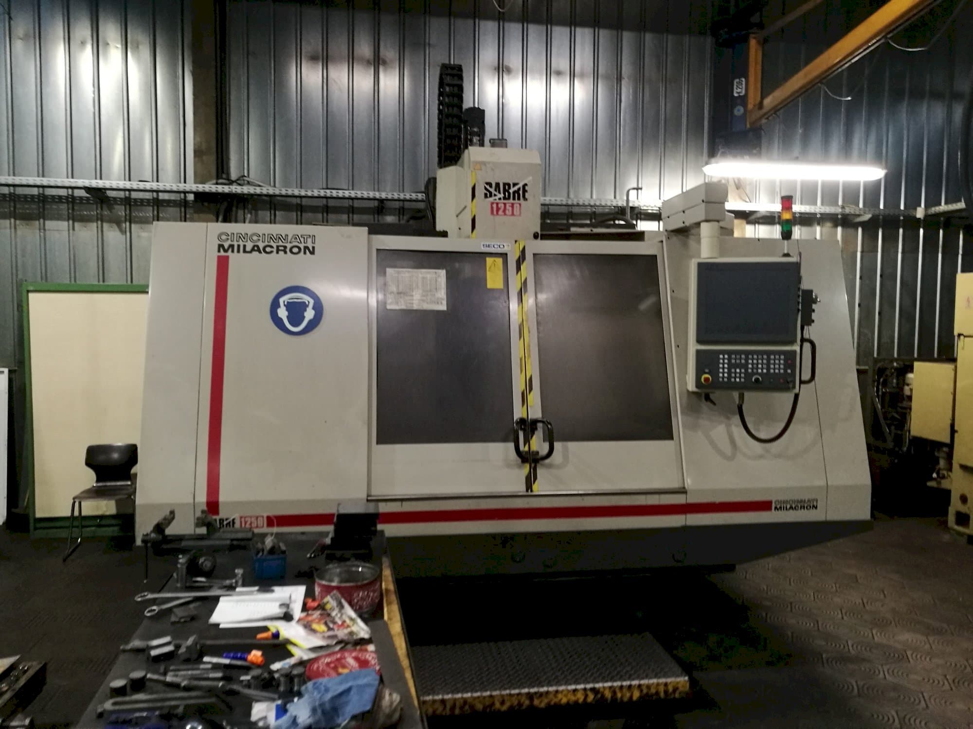 Frontansicht der Cincinnati Milacron Sabre 1250 Maschine