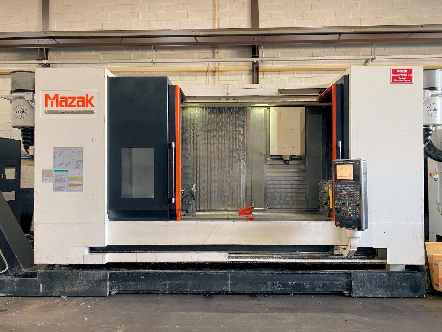 Frontansicht der Mazak VTC-820/30 Maschine