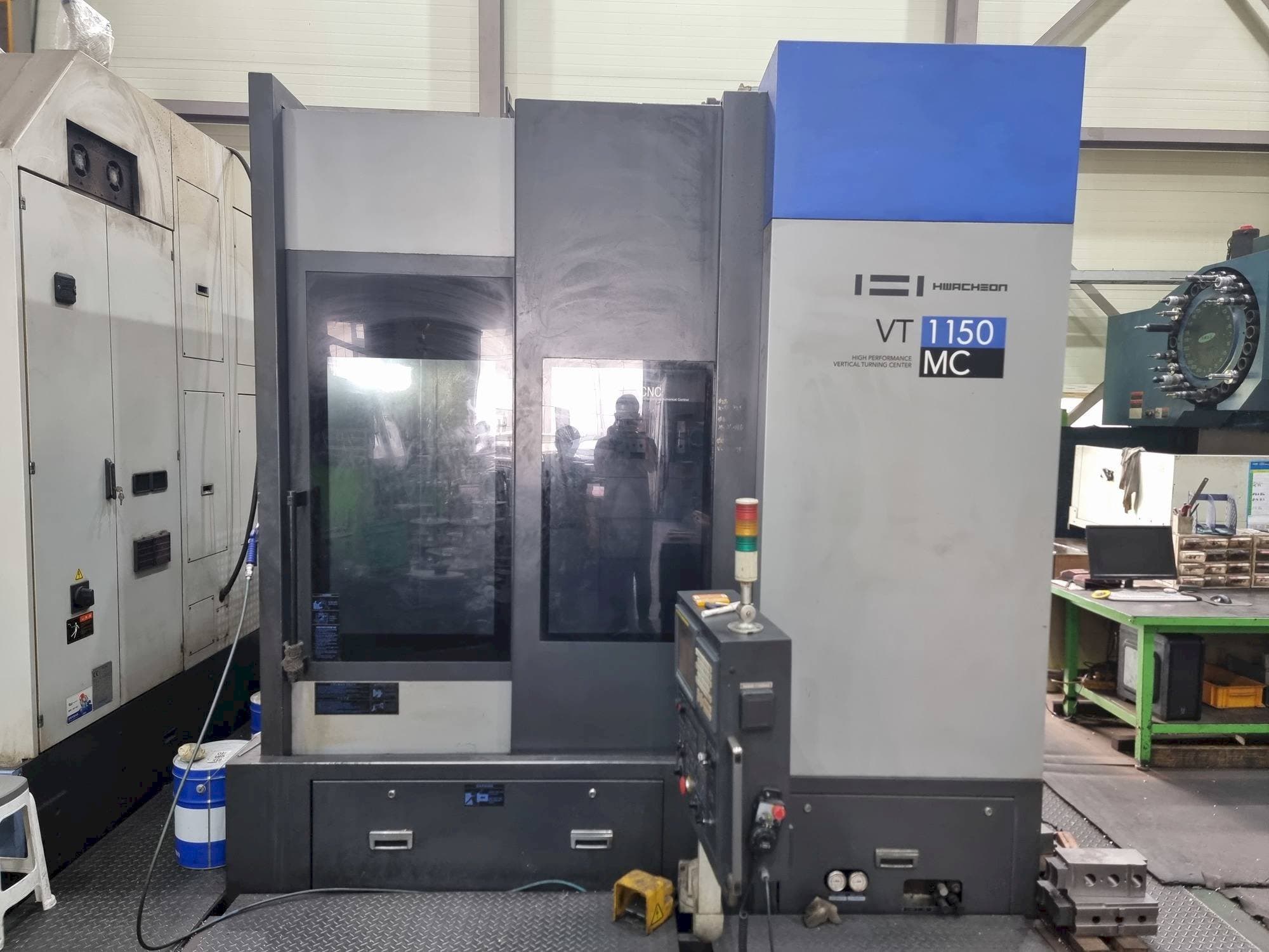 Frontansicht der HWACHEON VT1150MC Maschine