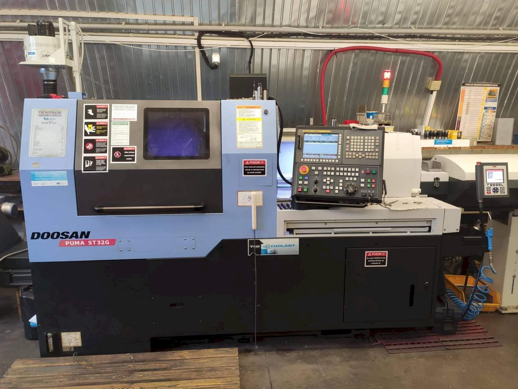 Frontansicht der Doosan Puma ST32G Maschine