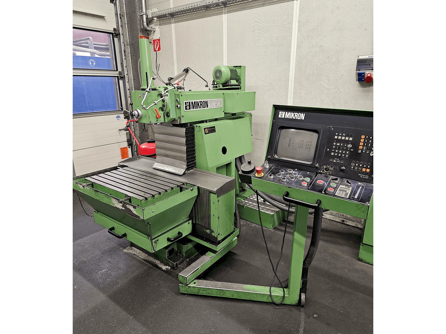 Frontansicht der MIKRON WF-31C  Maschine