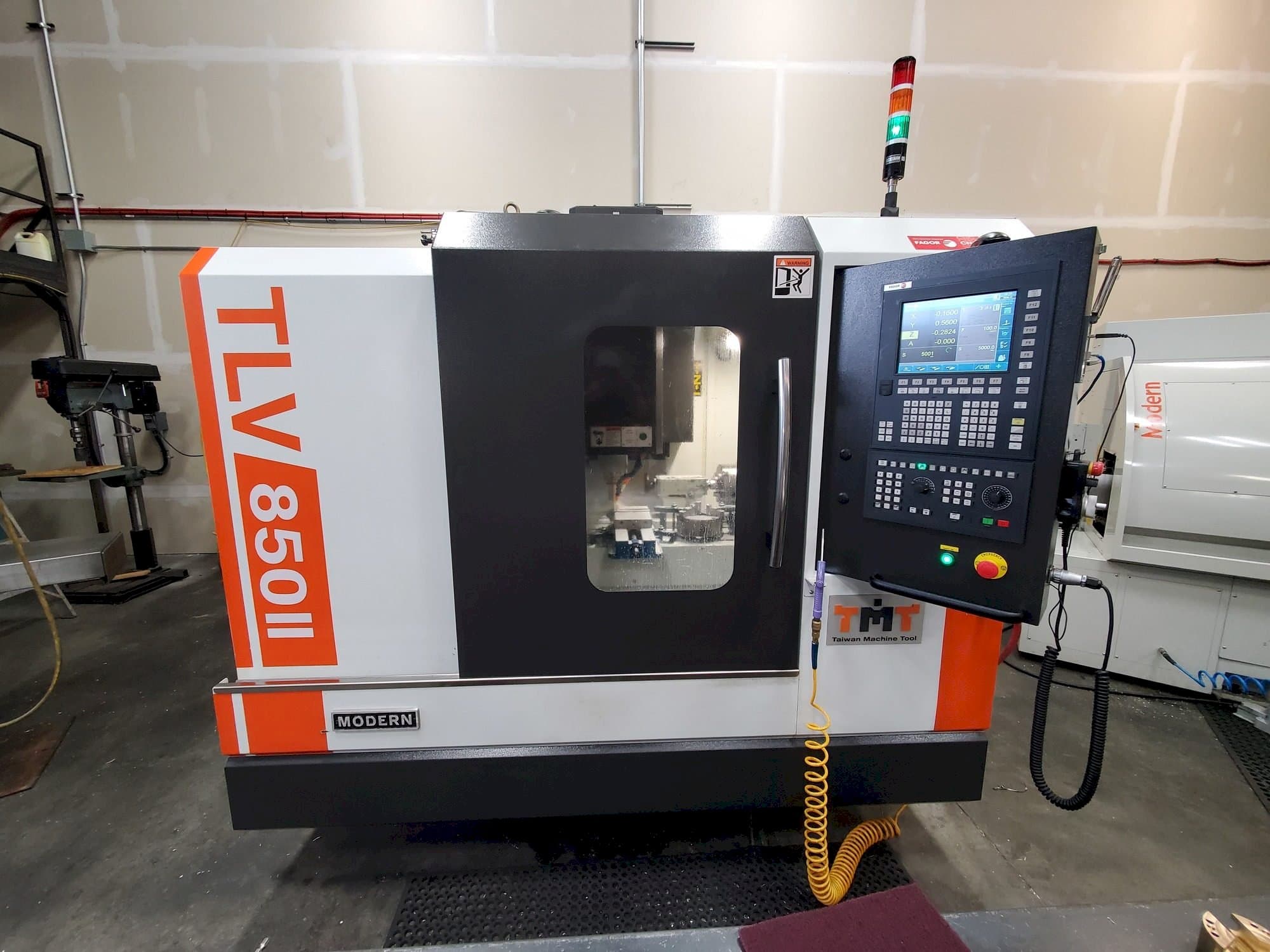 Frontansicht der Modern TLV-85011  Maschine