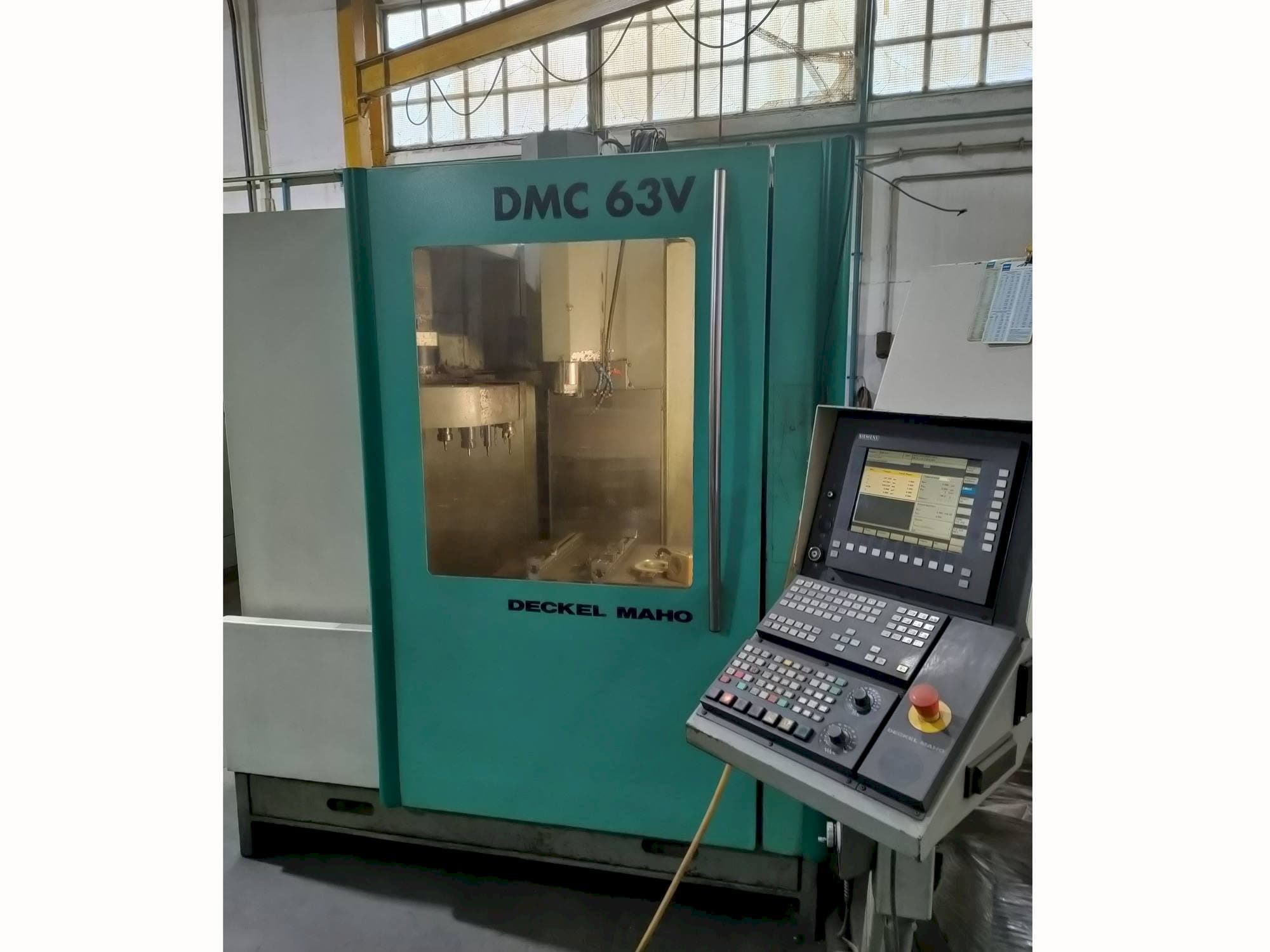 Frontansicht der DECKEL MAHO DMC 63V Maschine