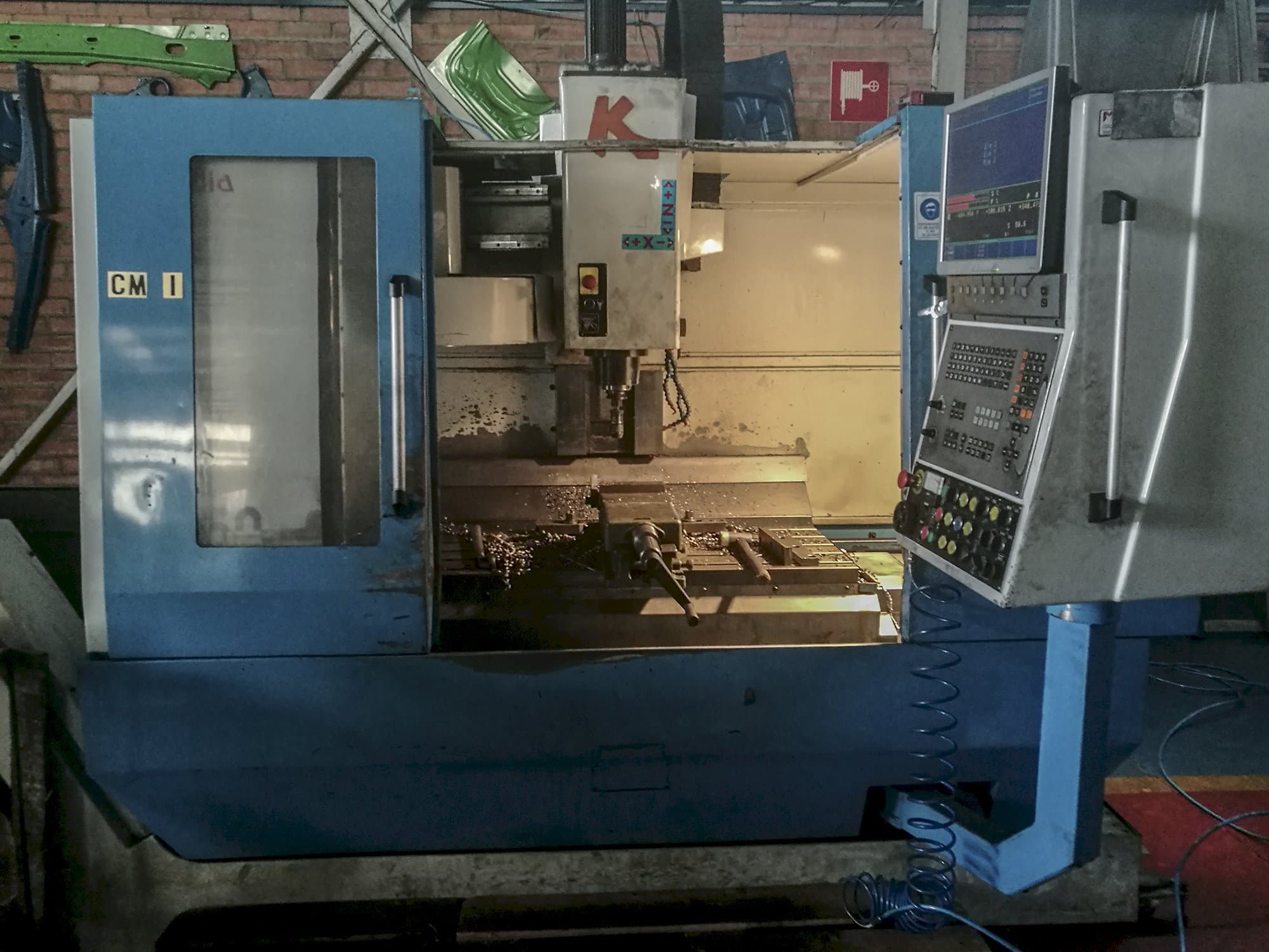 Frontansicht der KONDIA B-1050 Maschine