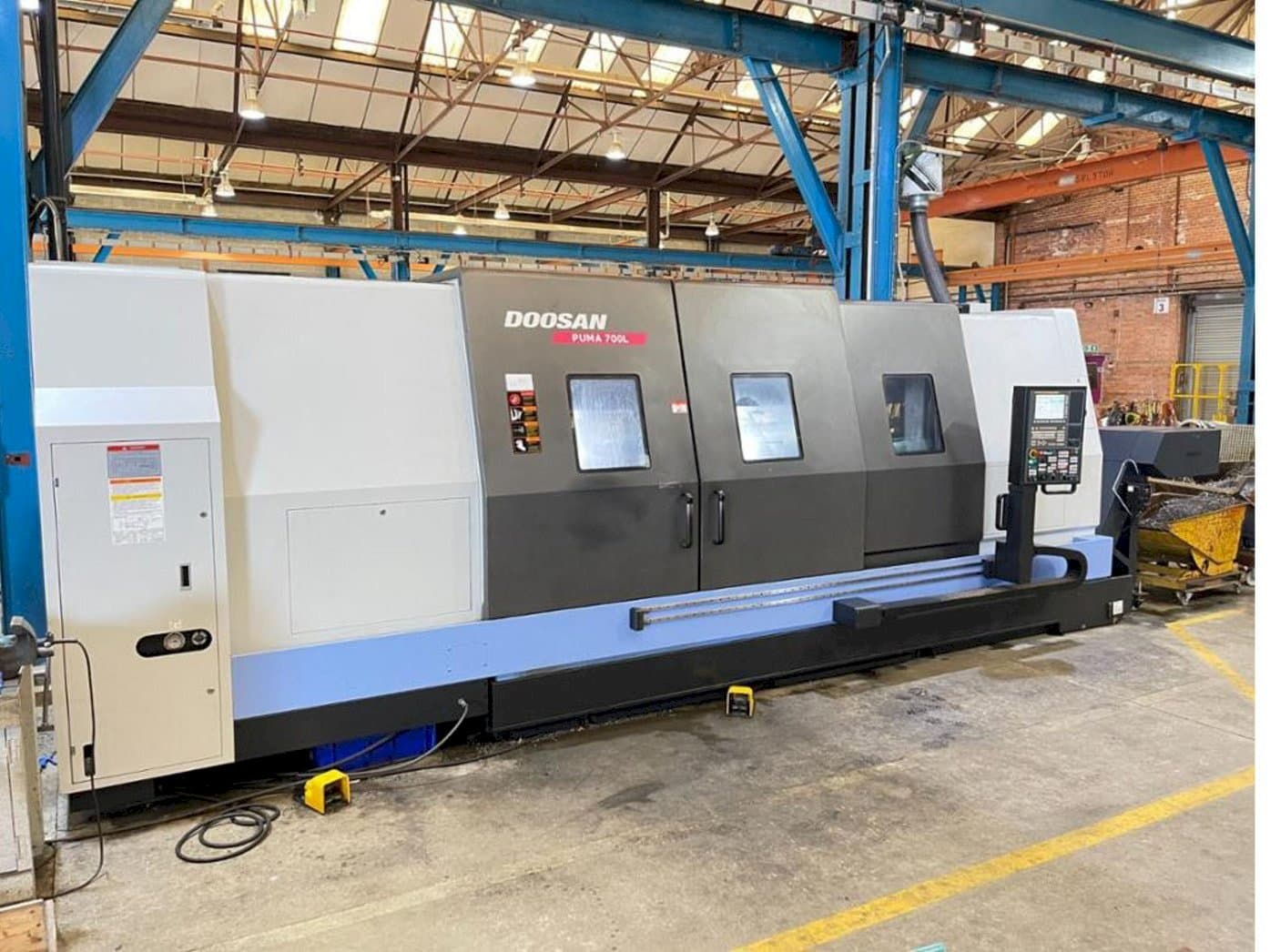 Frontansicht der Doosan Puma 700L Maschine