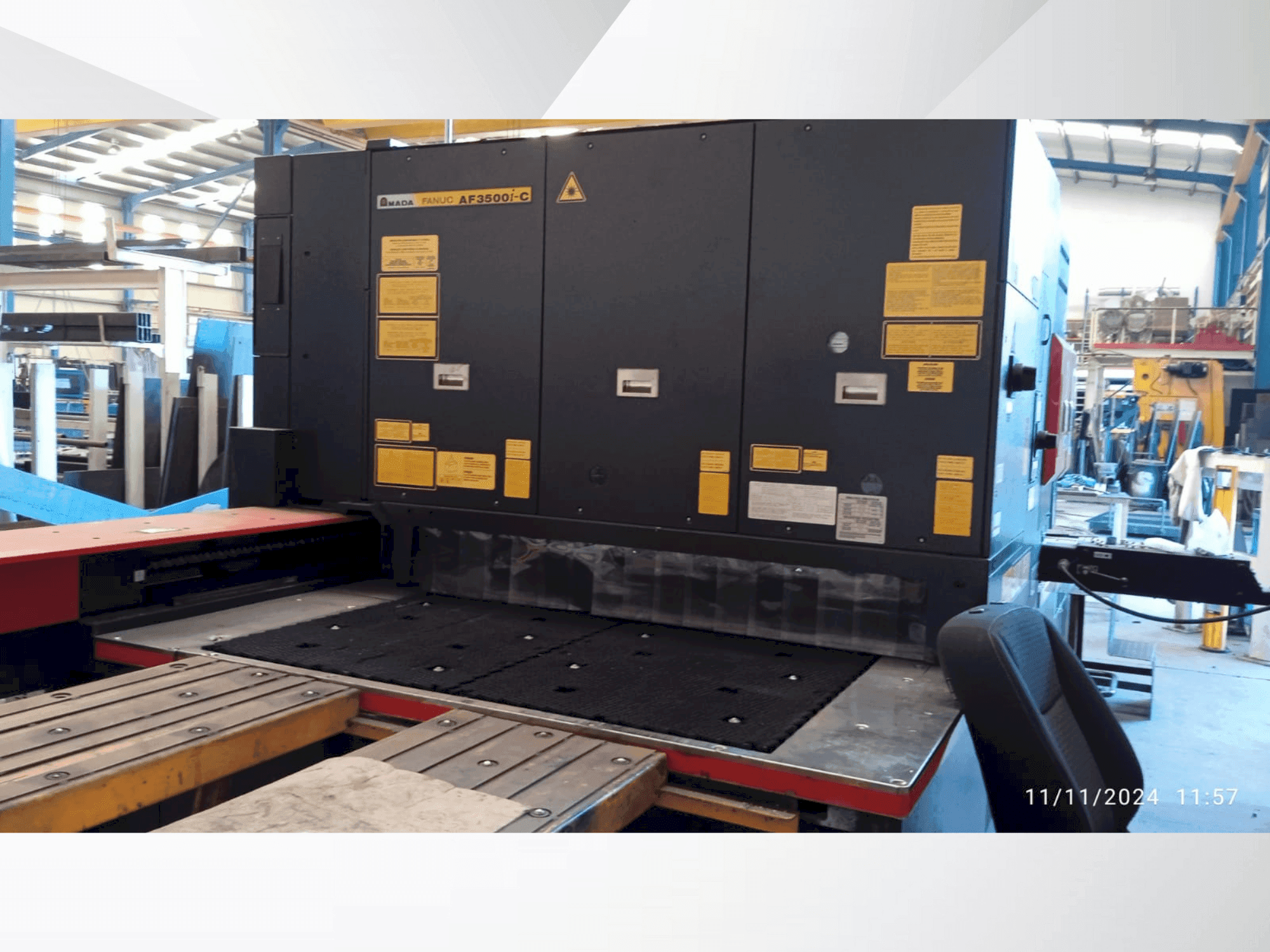 Frontansicht der AMADA LC 2415αV Maschine
