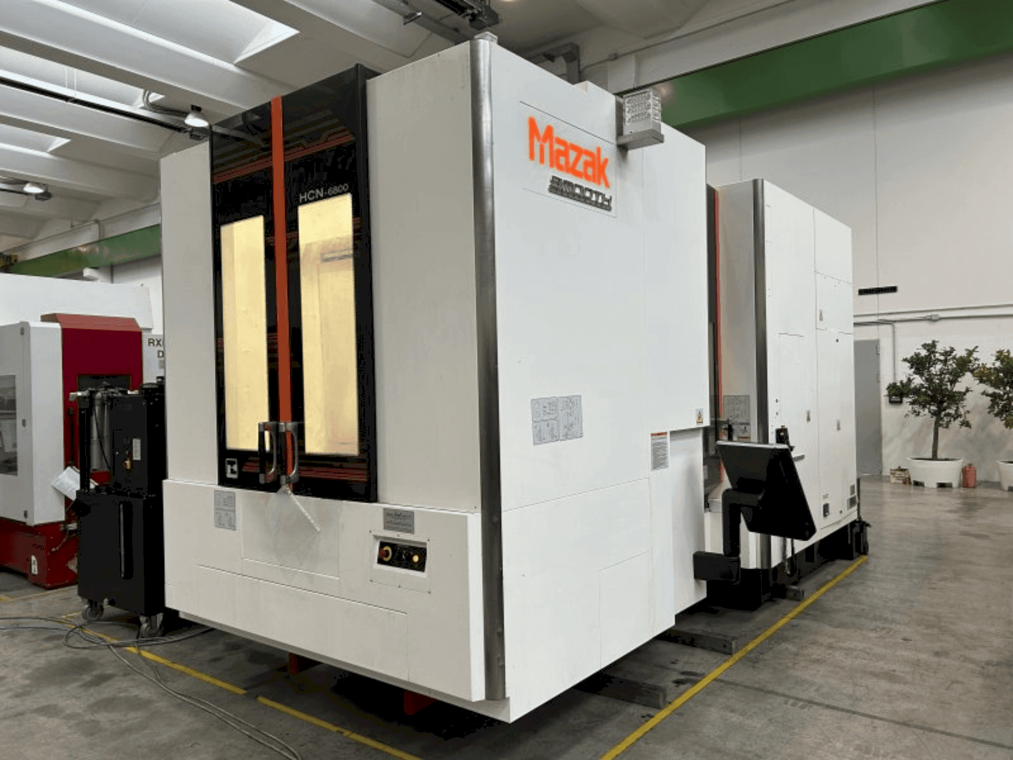 Frontansicht der Mazak HCN-6800 Maschine