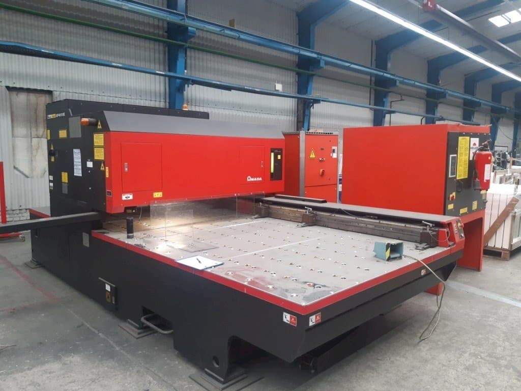 Frontansicht der AMADA LC 2415 Alpha III Maschine